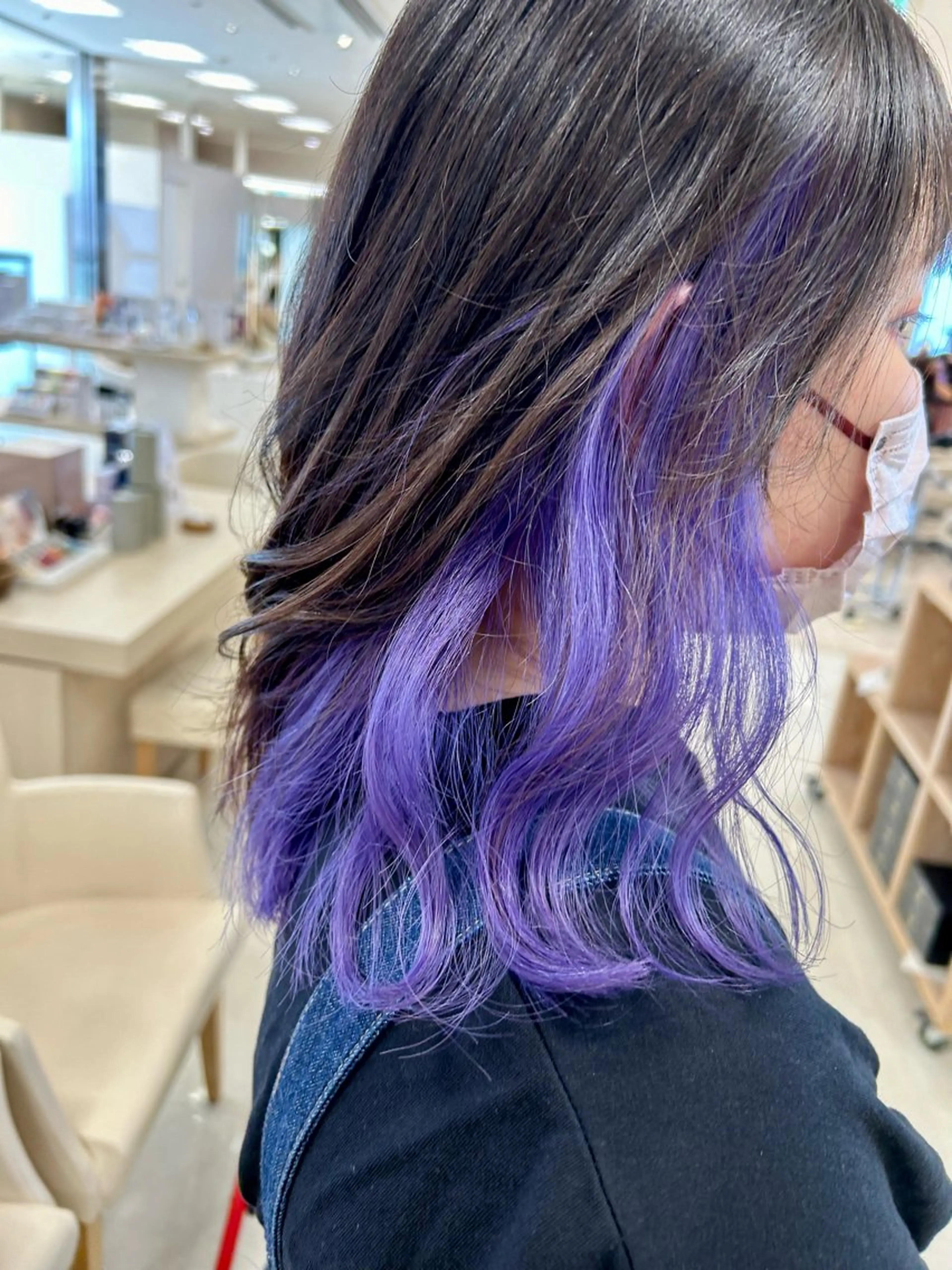 ミディアム カラー ブリーチ インナーカラー パープルカラー 高橋恵🌈生え癖改善 ウルフ/レイヤーのヘアスタイル