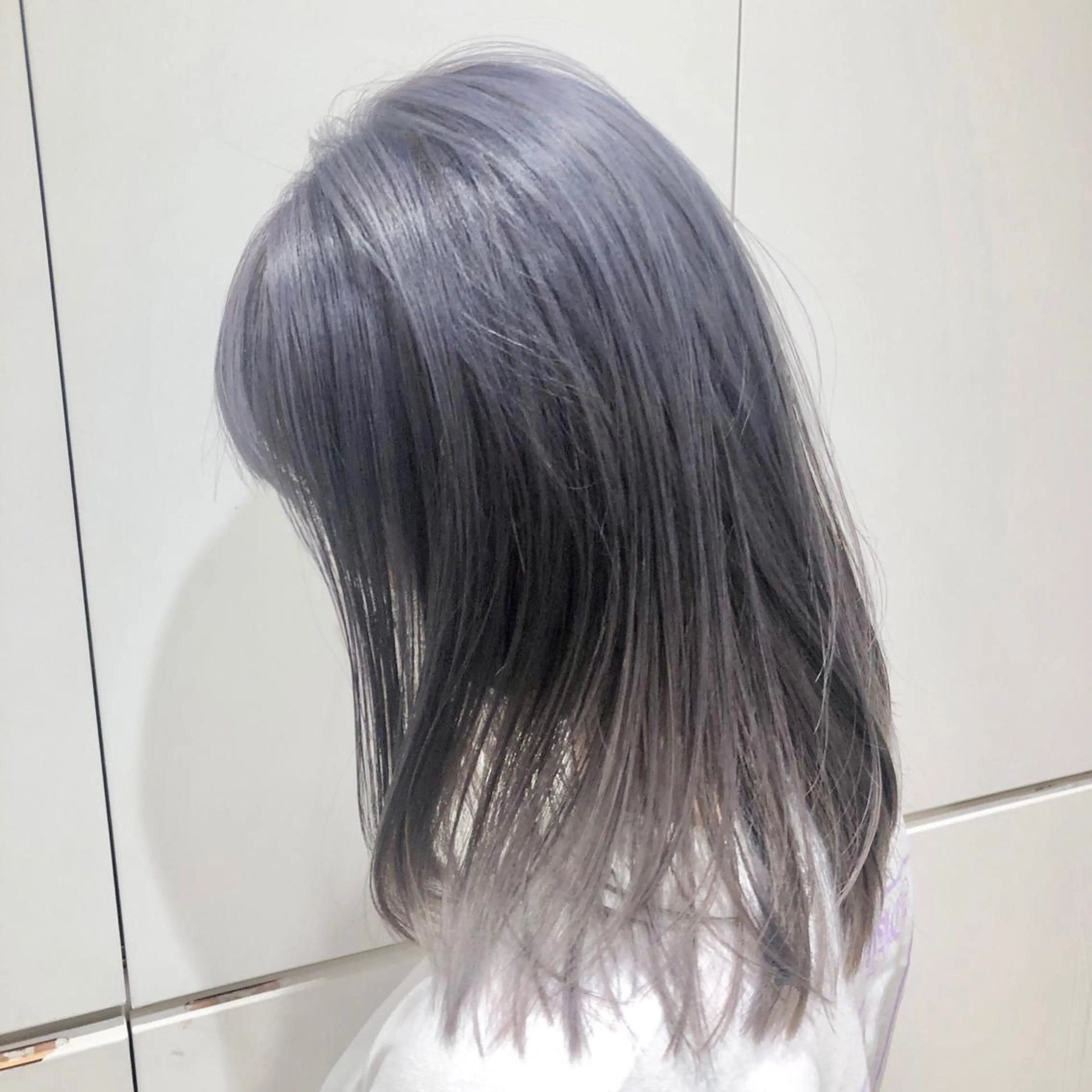 カラー ブリーチ ブルーカラー グラデーションカラー ハイトーンカラー シルバー 推しカラー✨ オタク美容師ユウカのヘアスタイル