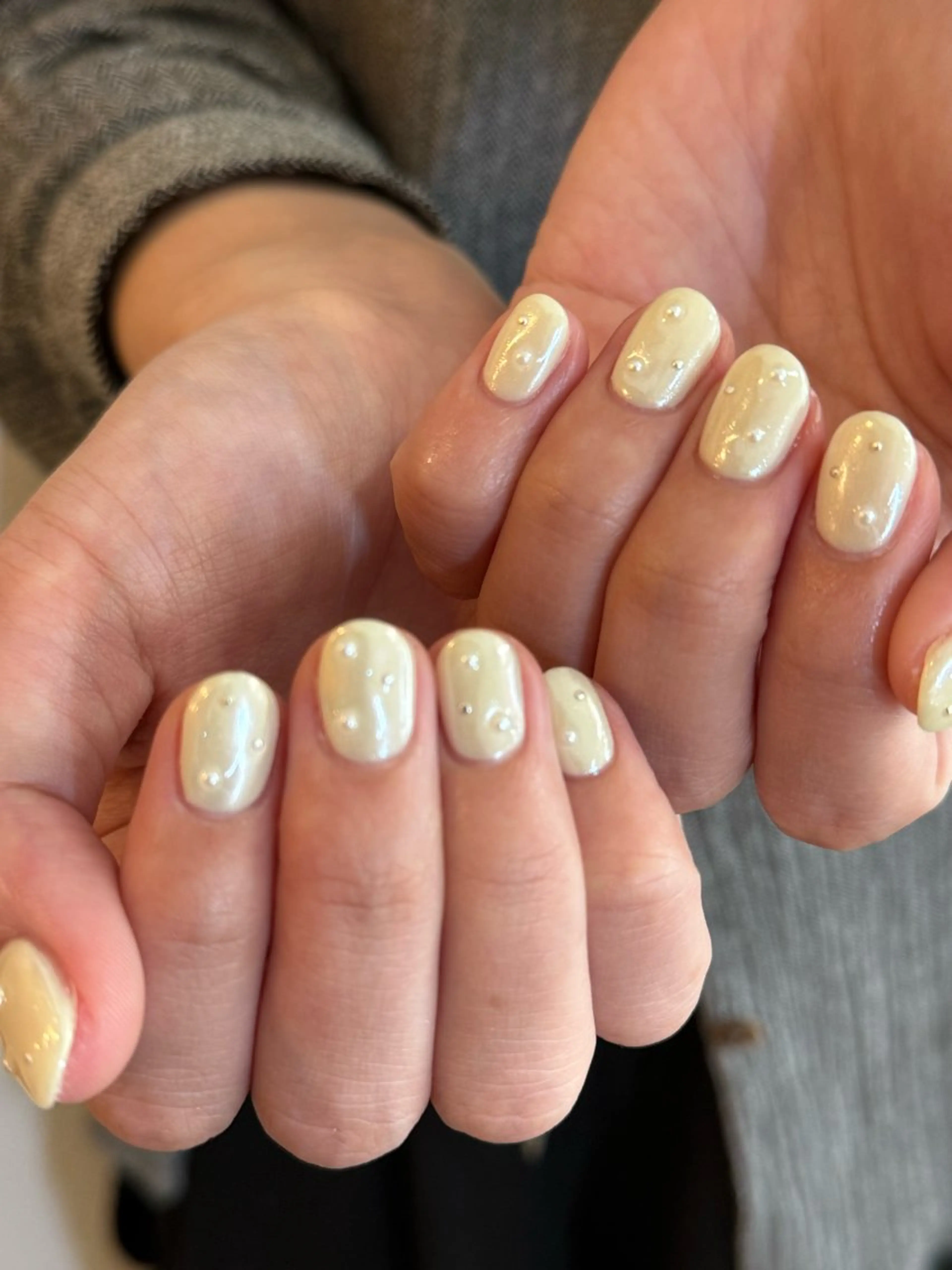 ネイル オーロラネイル 黄色 ハンドネイル Black sheep.所属・Fujimori .のネイルデザイン