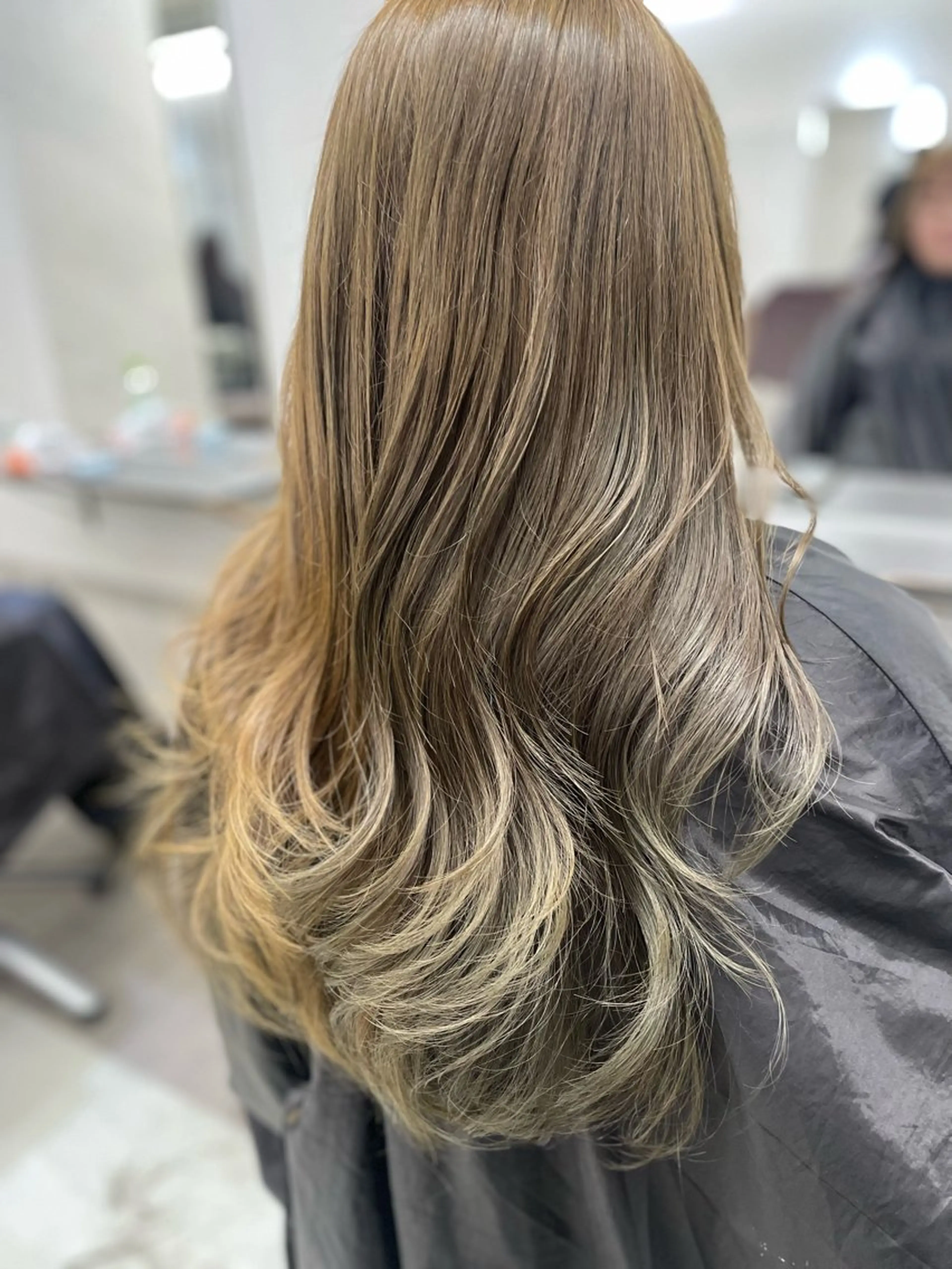 ロング カラー ベージュカラー オリーブベージュ AIRI layer cut hairのヘアスタイル