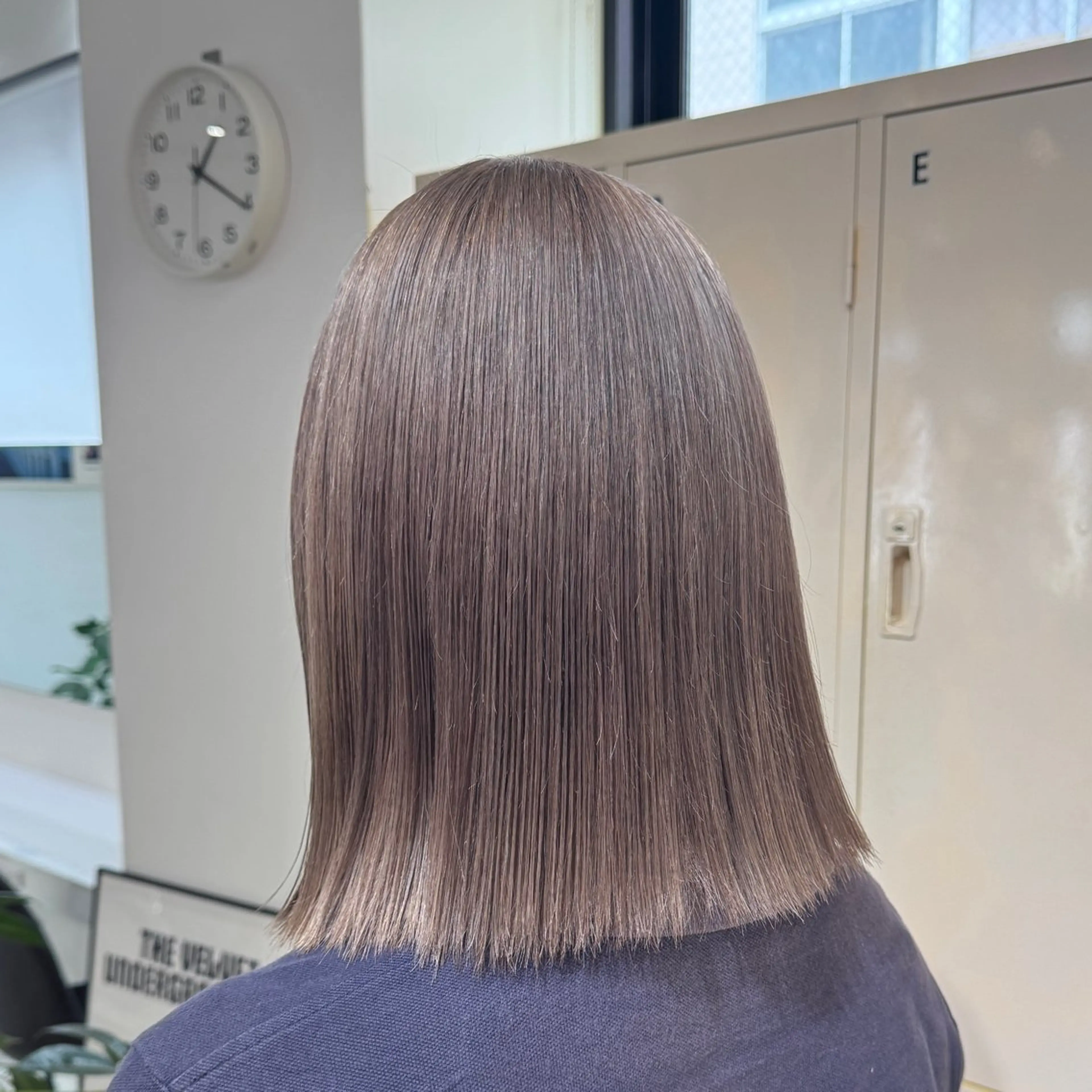 ミディアム カット ヘアカラー トリートメント 艶髪ハイトーン× ボブ🥣アイネのヘアスタイル