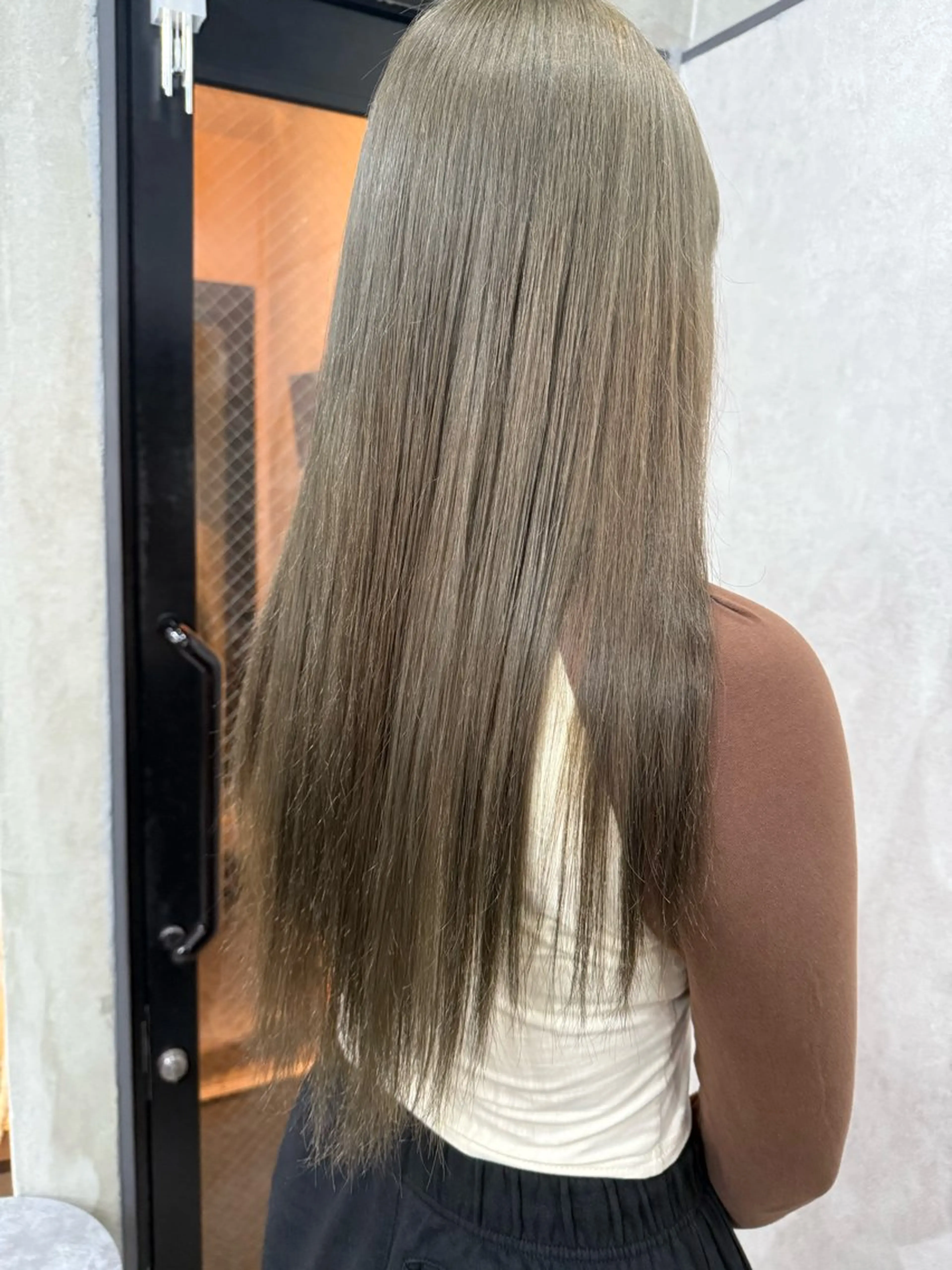 ロング カラー ベージュカラー オリーブベージュ AIRI layer cut hairのヘアスタイル