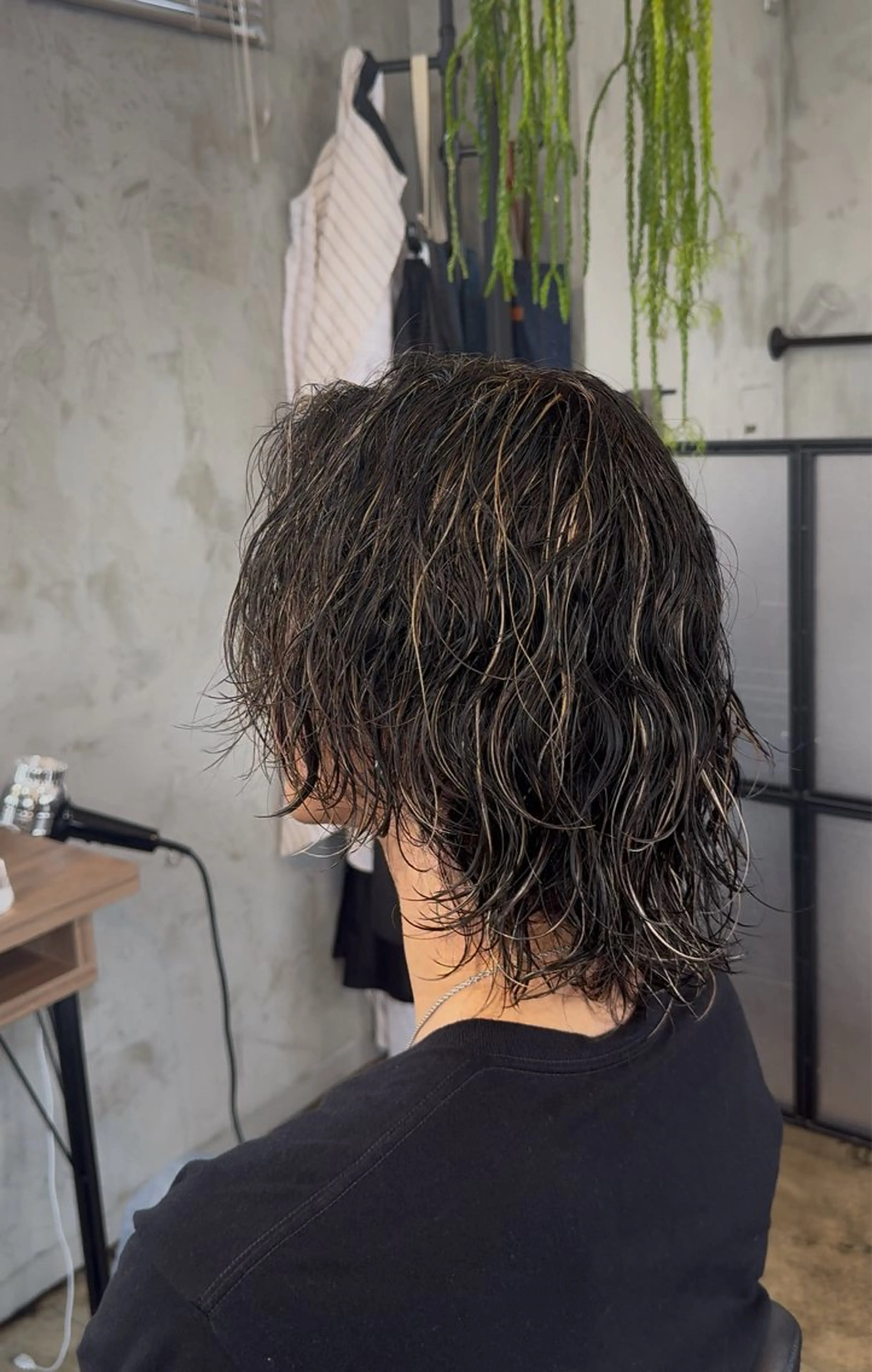 ミディアム カラー パーマ メンズ ミディアムパーマ メンズハイライト メンズパーマ ハイライトカラー ハイライト カット ヘアカラー パーマ 🔥メンズ圧倒的人気 ROOOMEN松田隆のヘアスタイル