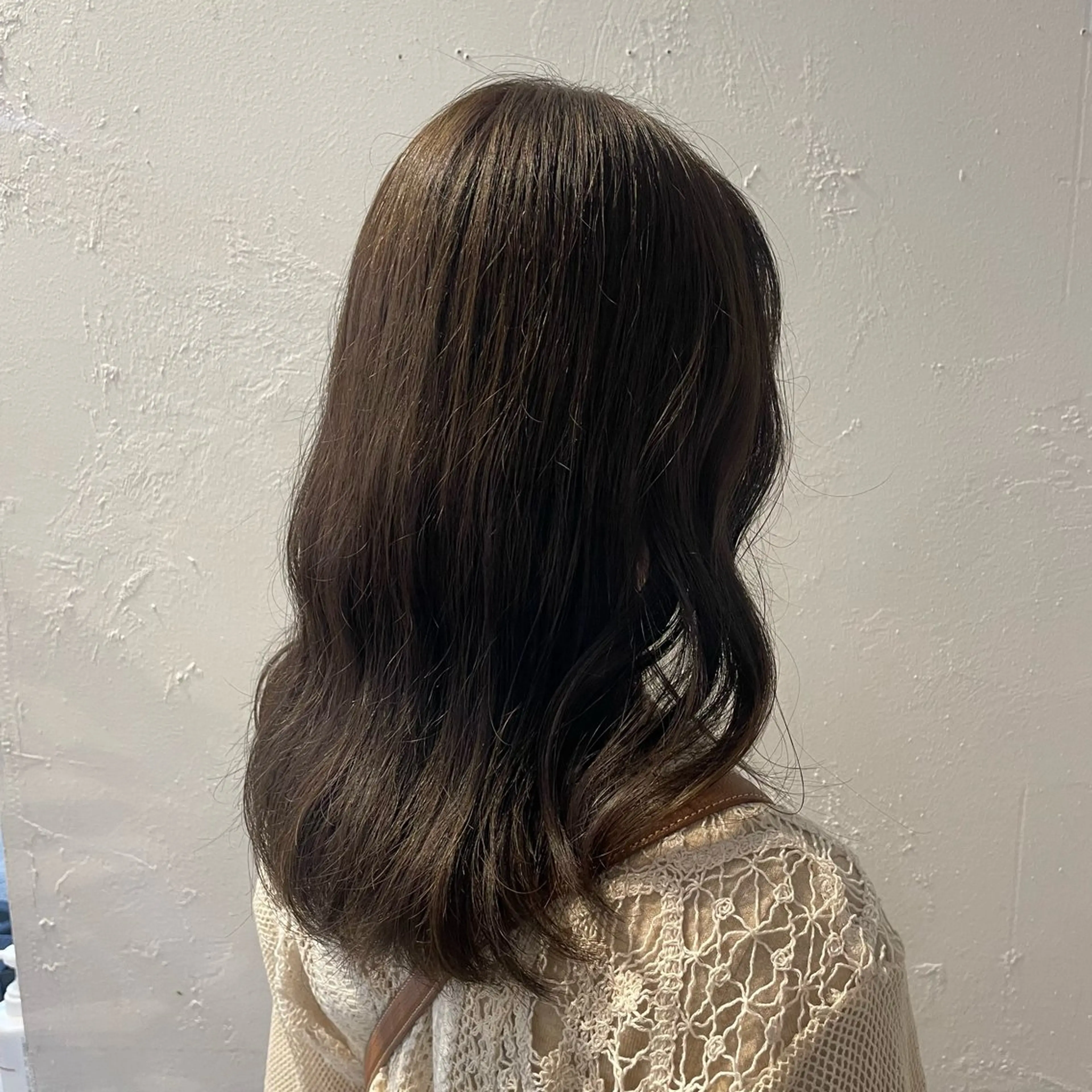 ミディアム カラー ヘアアレンジ mina / 透明感ベージュカラーのヘアスタイル