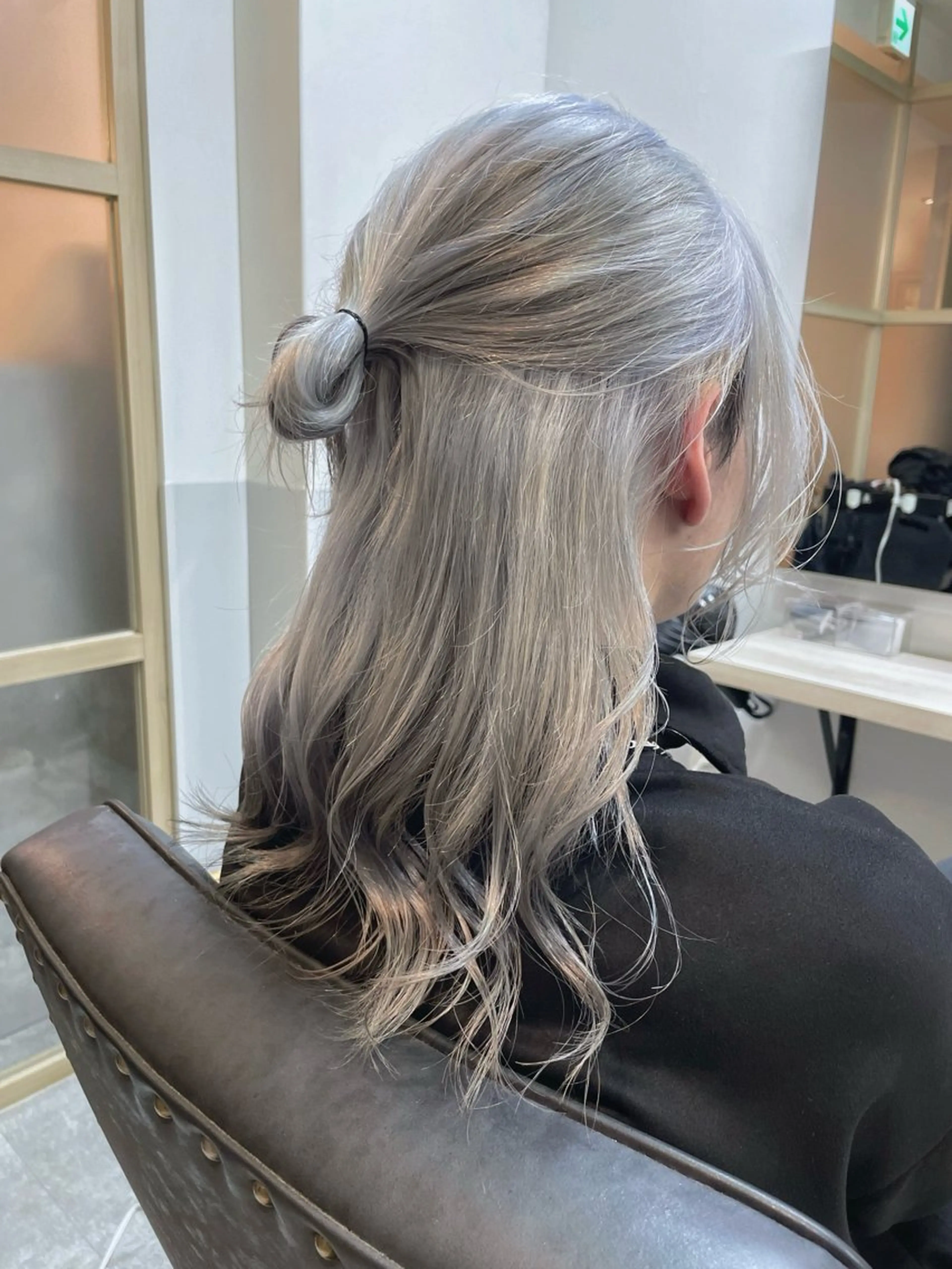 ミディアム レイヤーカット ウルフカット ウルフレイヤー カット ヘアカラー EMANON新宿南口所属・ウルフ×ハイトーン 🦄Shiori🦄のヘアスタイル