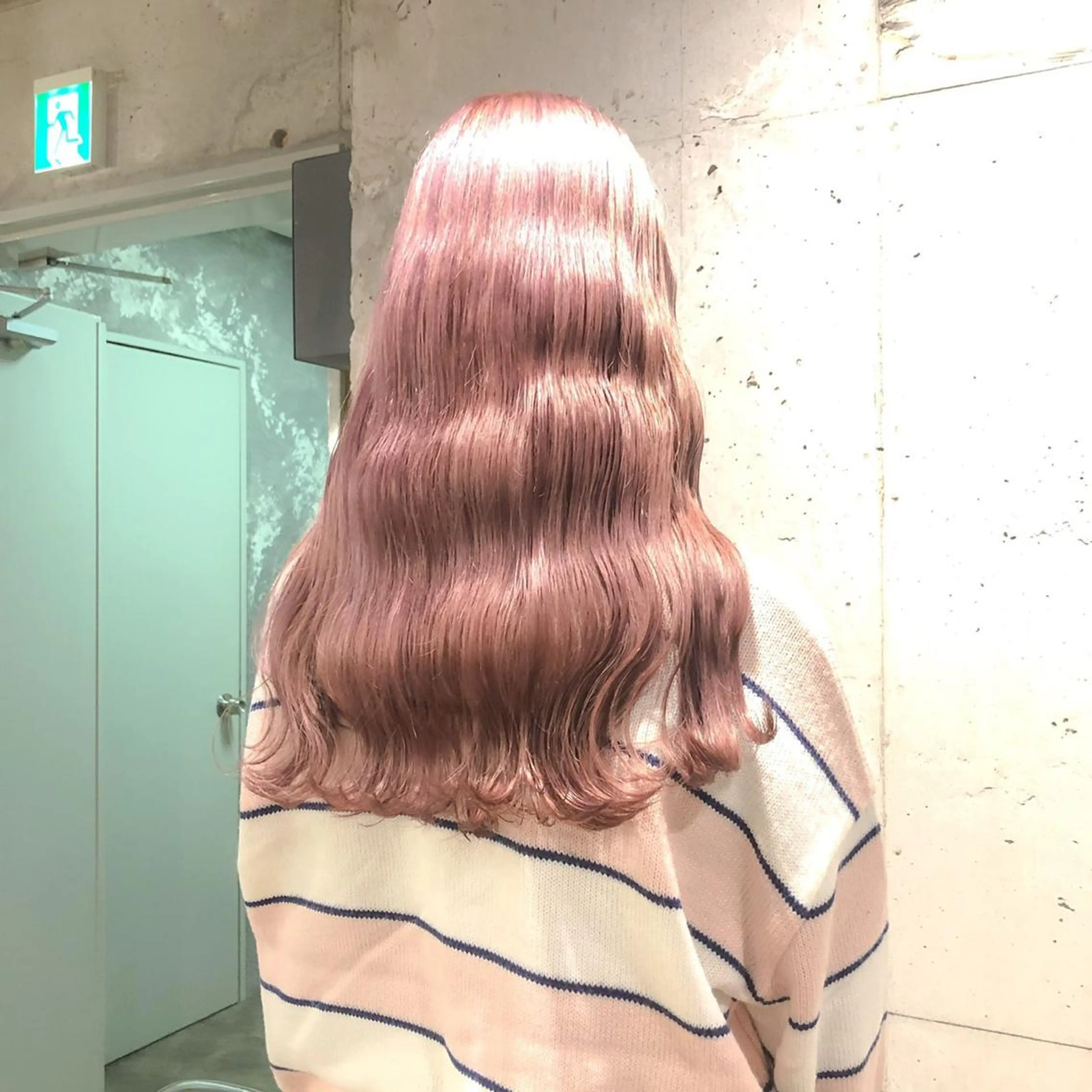 セミロング ❤︎ワンホンガーリー なハイトーンヘア❤︎のヘアスタイル