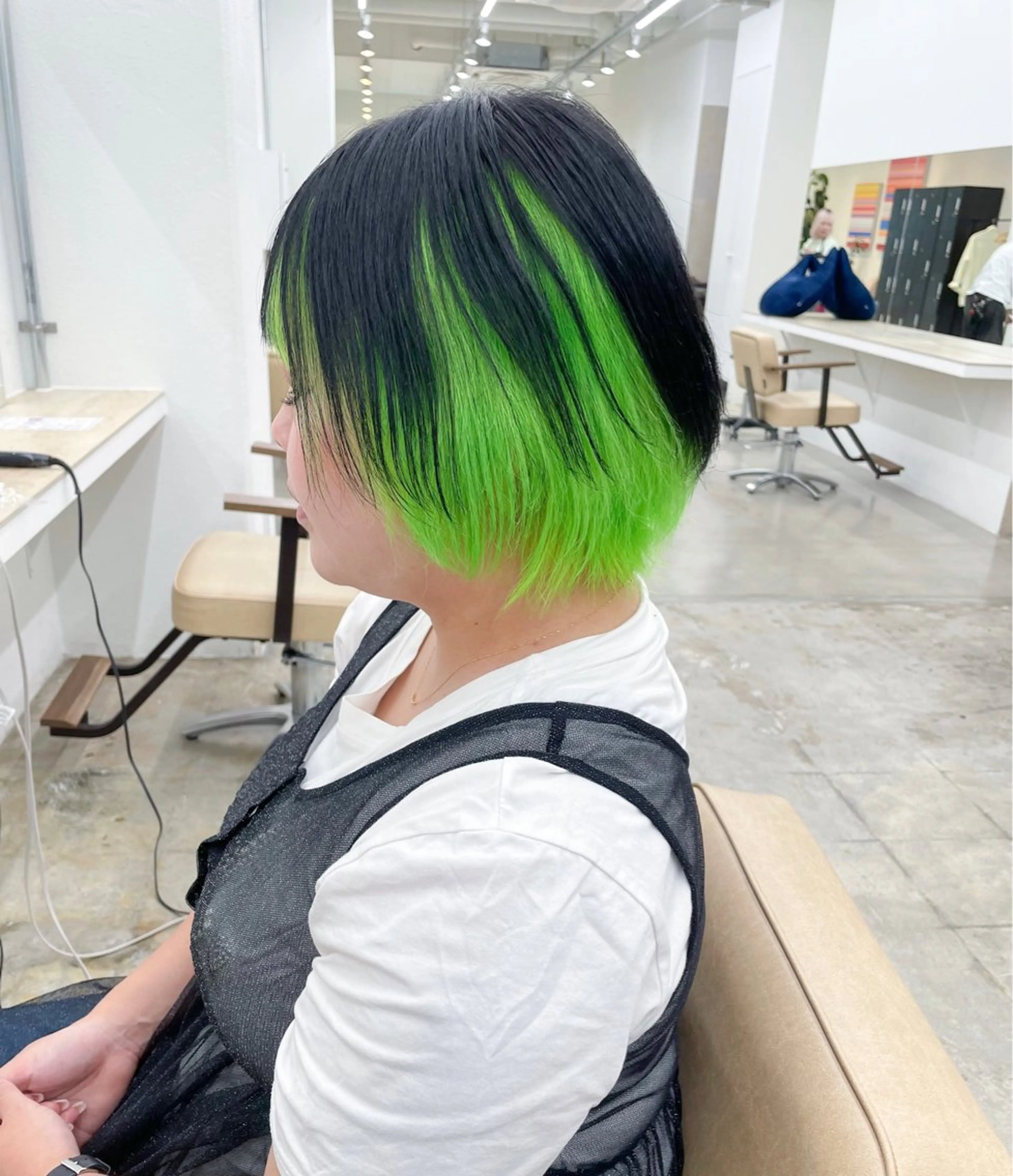 ミディアム カラー 黒髪 デザインカラー ハイトーンカラー インナーカラー ヘアカラー トリートメント ハイトーン/レイヤー /ケアブリーチ石川治のヘアスタイル