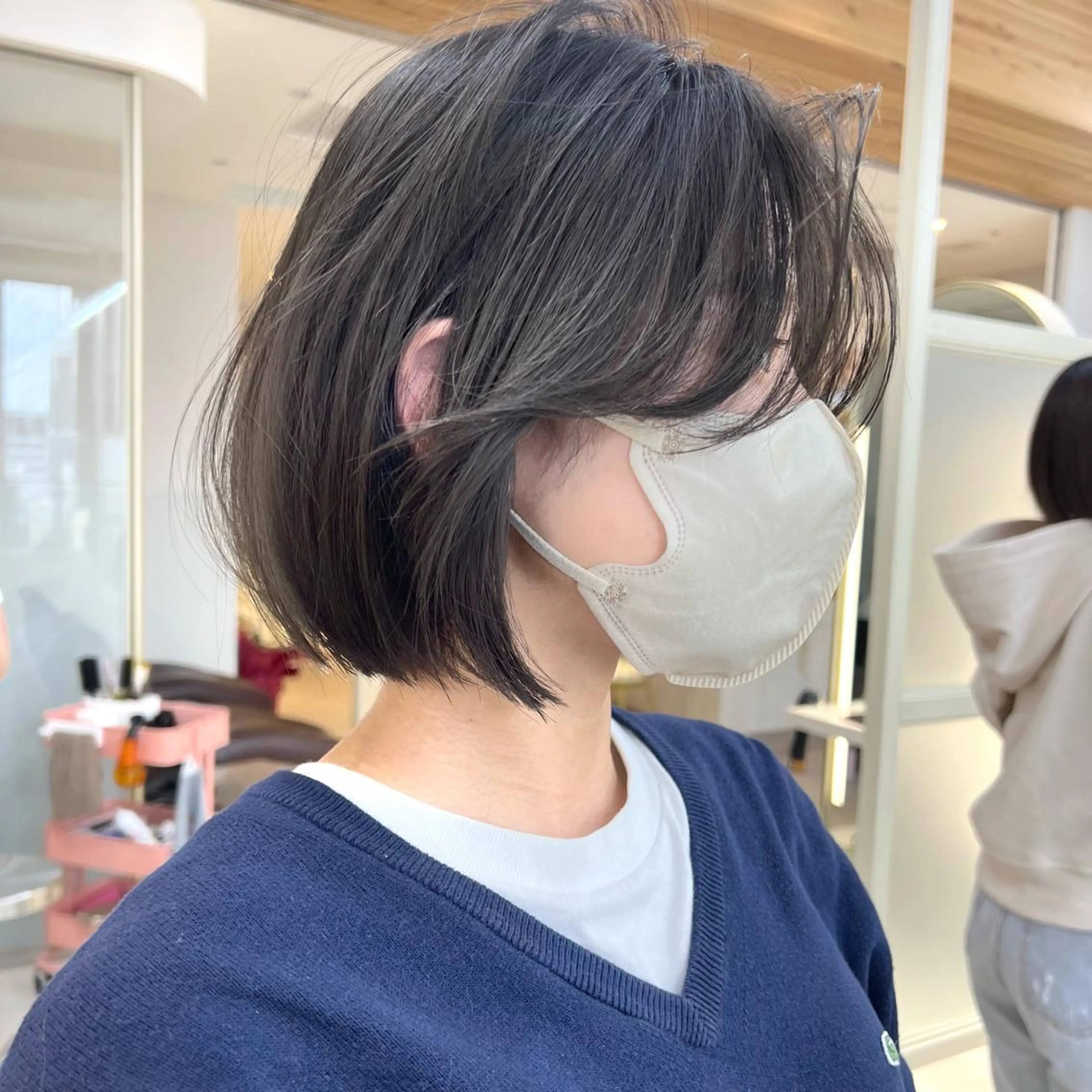 ミディアム カラー 切りっぱなしボブ ブリーチ グレージュ ハイトーンカラー ボブ カット ヘアカラー トリートメント レイヤー専門家 ダブルカラー修のヘアスタイル