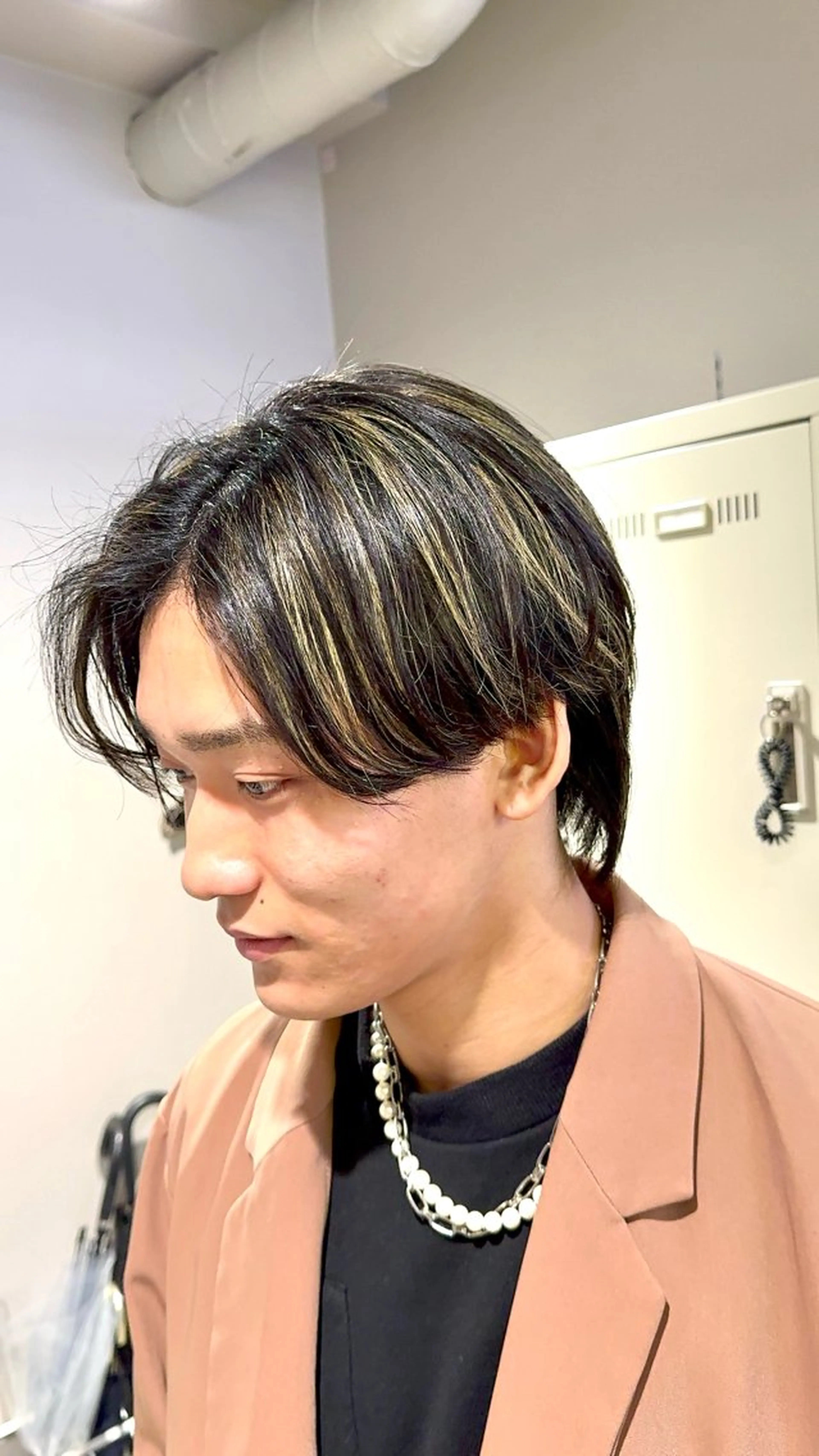 ミディアム パーマ ヘアアレンジ メンズ ミディアムパーマ センターパート メンズパーマ カット ヘアカラー パーマ ヘッドスパ ヘアセット 顔まわりカット の達人のヘアスタイル