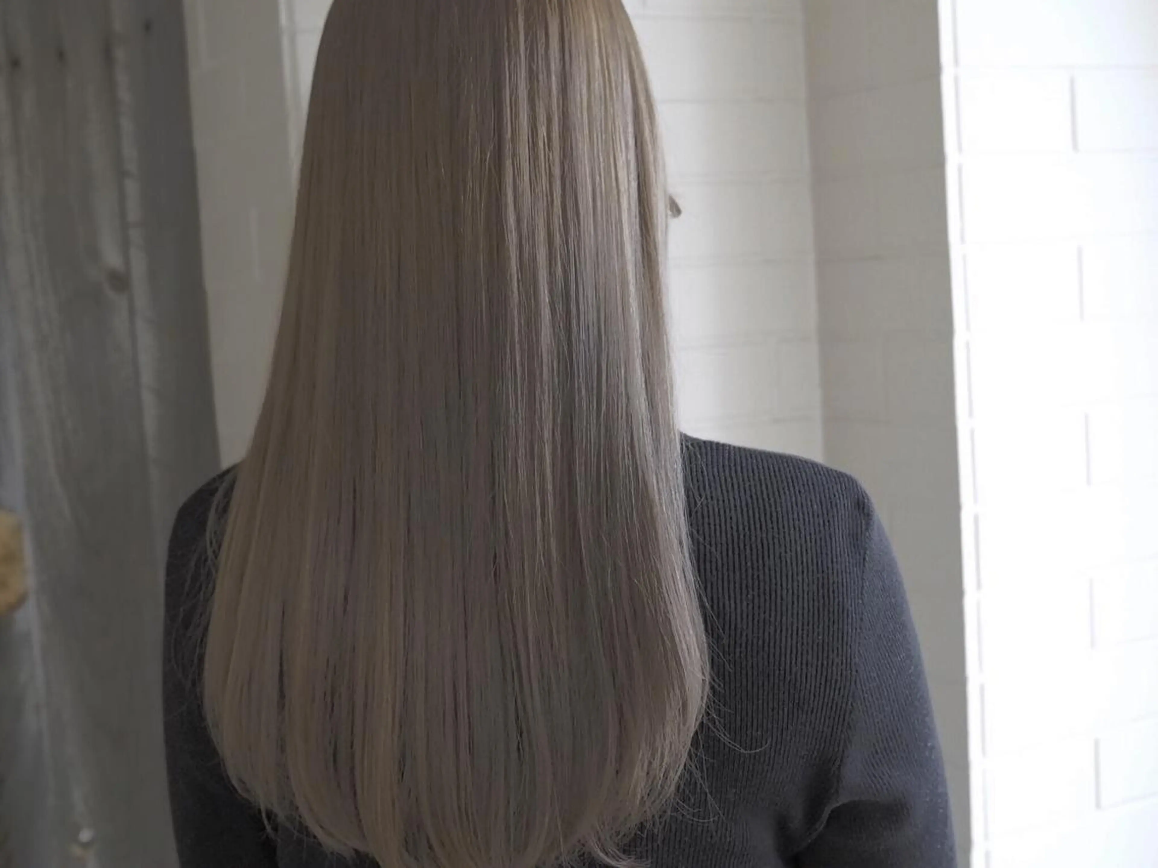 ロング カラー パーマ ヘアアレンジ メンズ アッシュ シルバー シルバーアッシュ メンズハイトーン メンズバレイヤージュのヘアスタイル