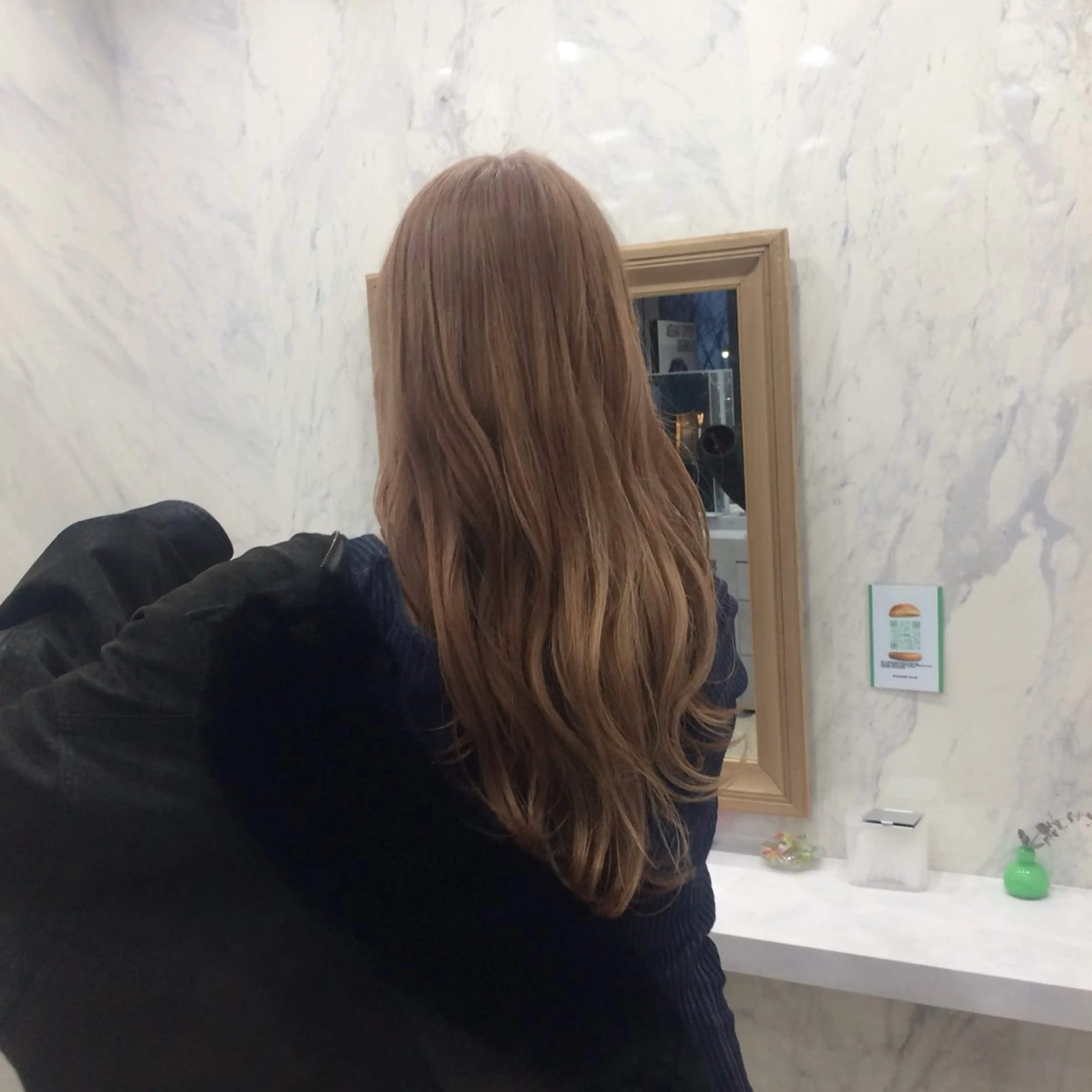 カラー ベージュカラー ヘアカラー 杏 華のヘアスタイル