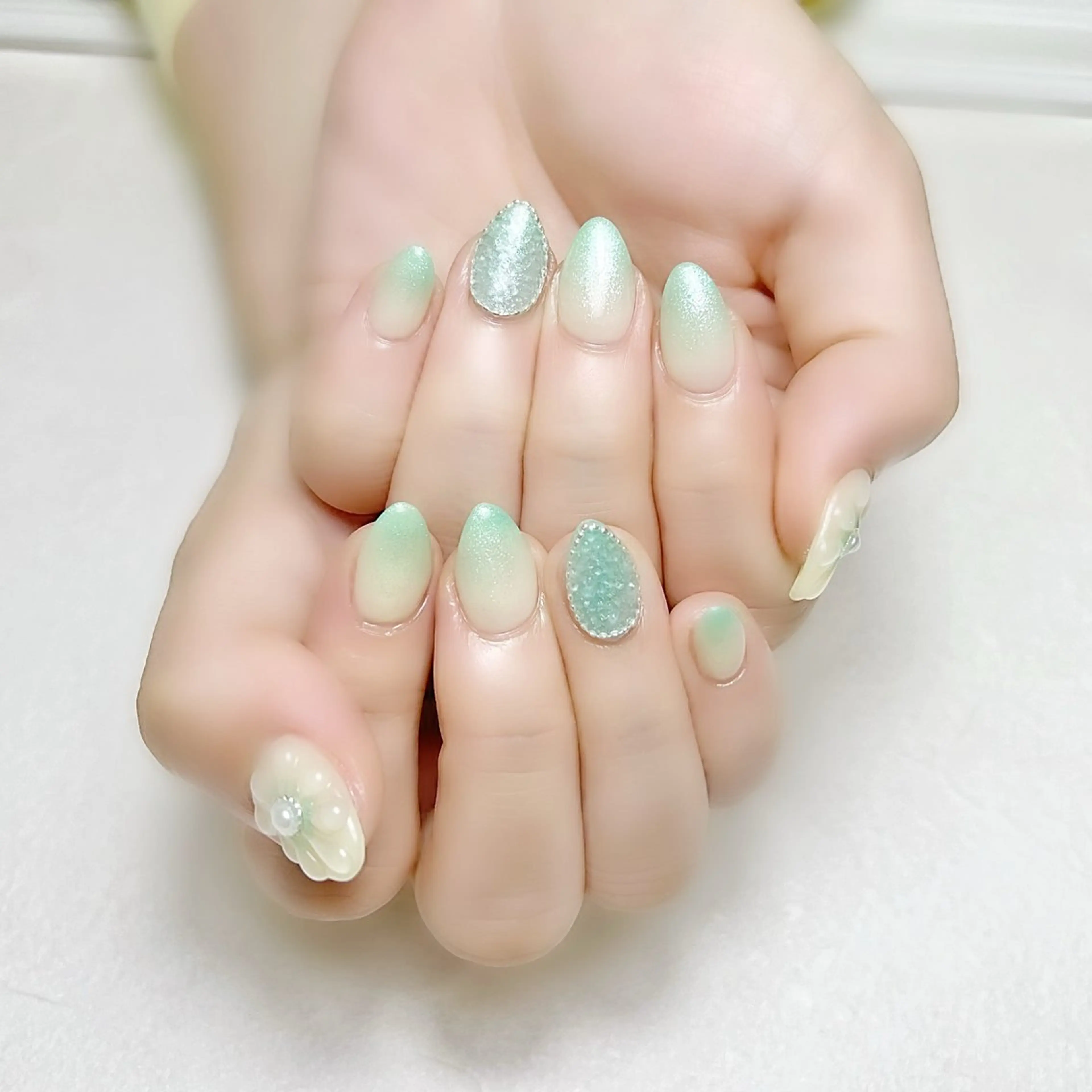 ネイル ガーリー グラデーション グリーン キラキラネイル 春ネイル rouse nail RISATOのネイルデザイン