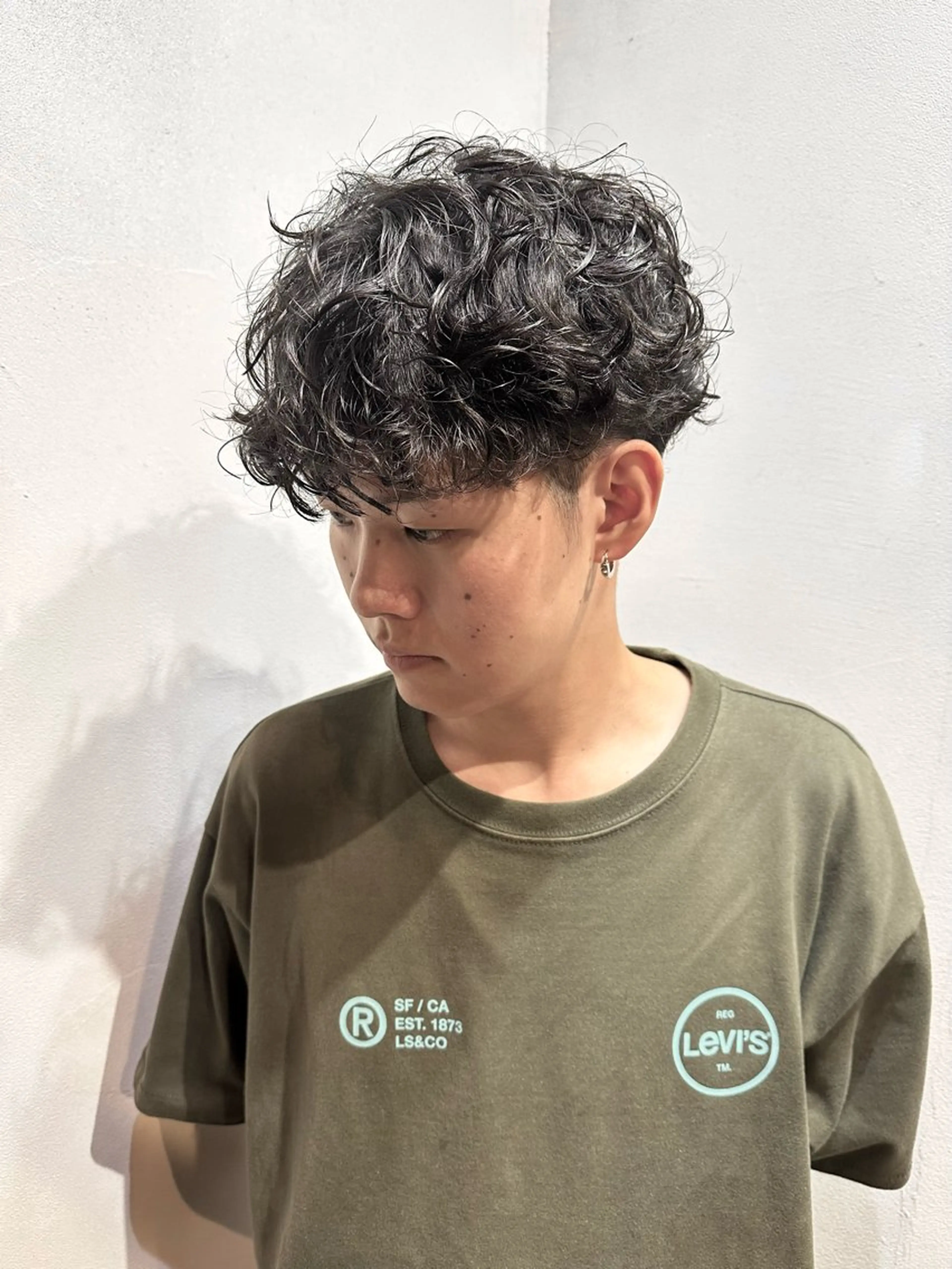 ショート パーマ メンズ メンズパーマ スペインカール 外国人風カラー トリートメント カットモデル募集 /ハナオカユウキのヘアスタイル