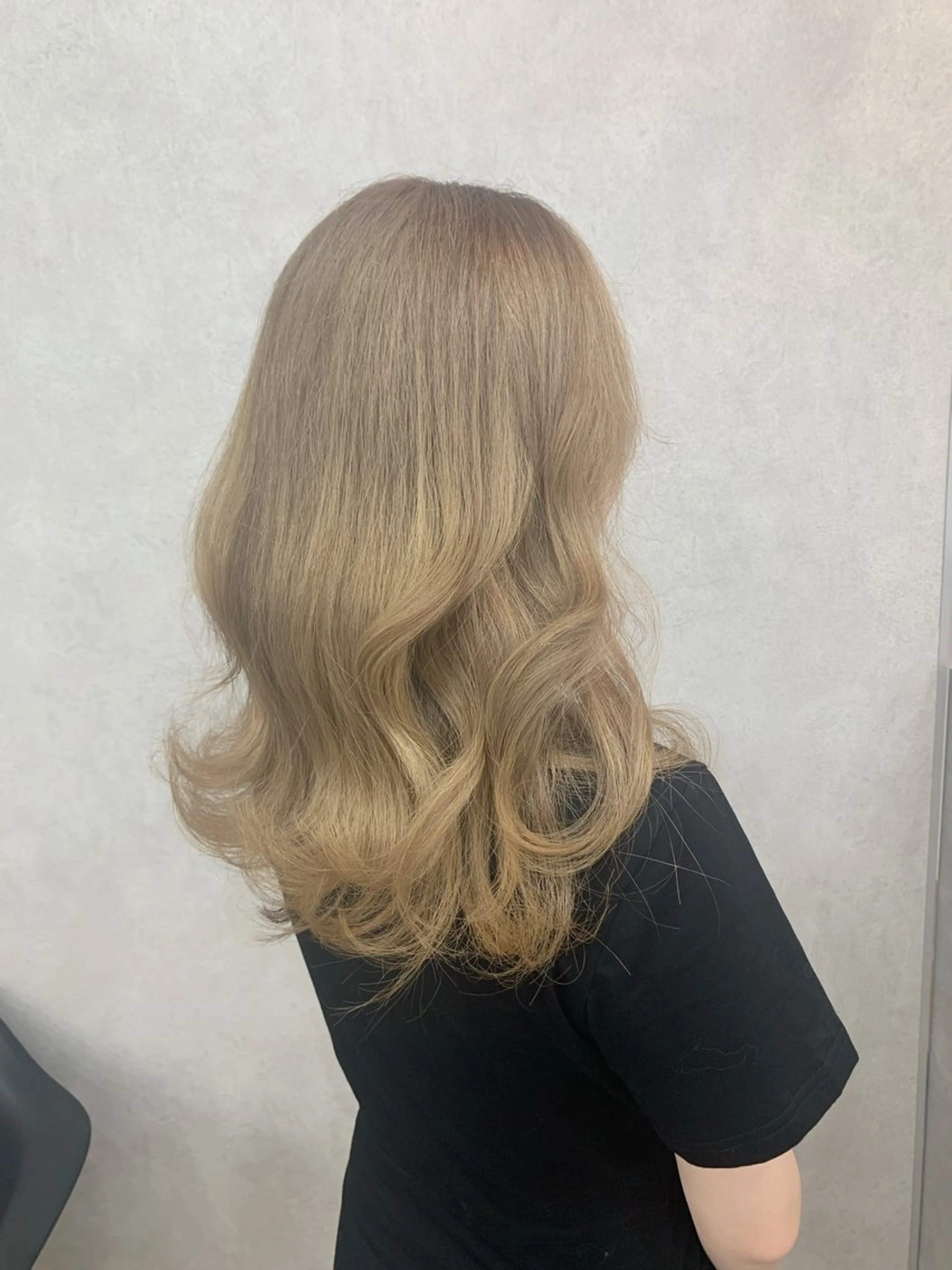 セミロング カラー ハイトーン・ブリーチ ムラ修正　八須　錬のヘアスタイル