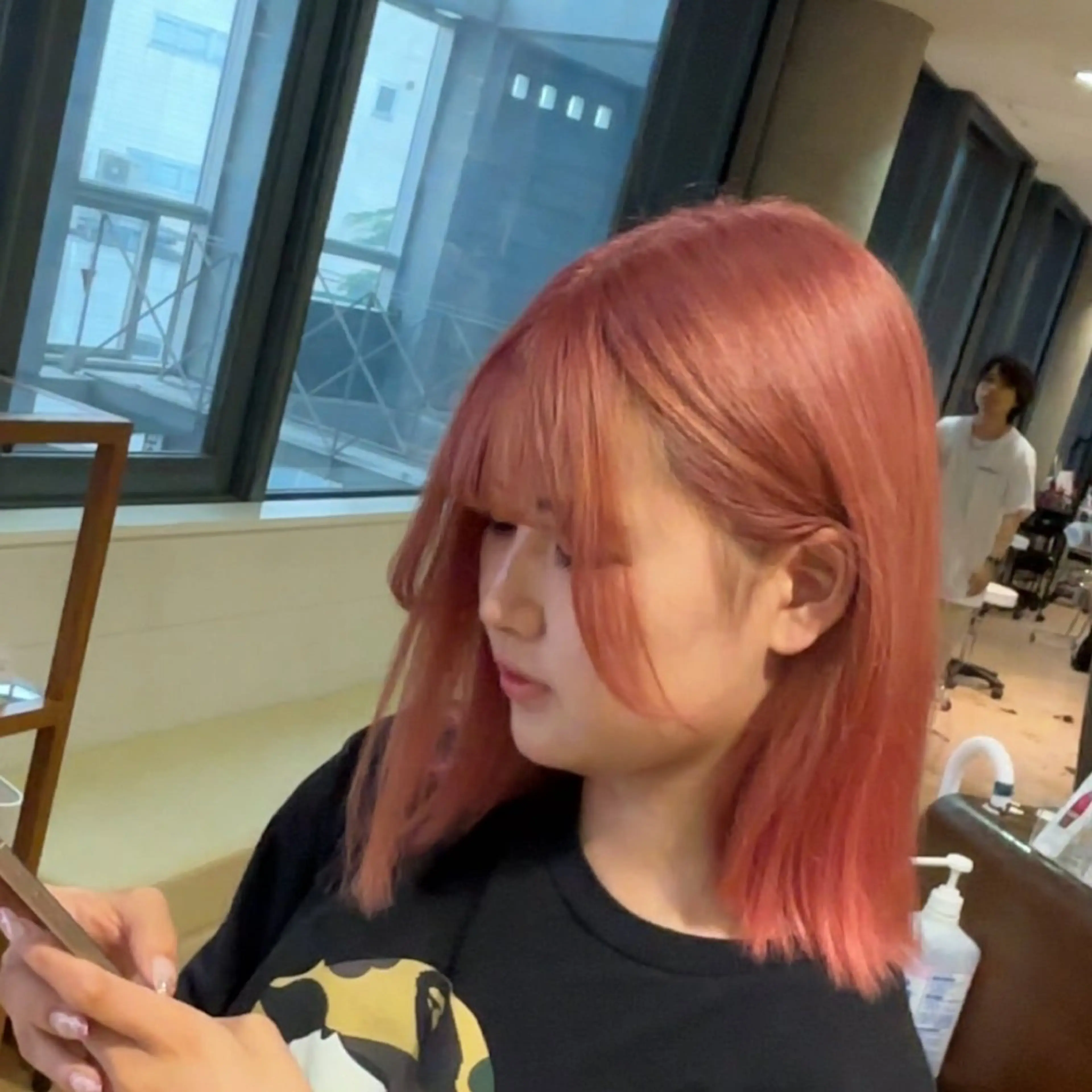 ミディアム CONAN｜レイヤー ボブ／ハイトーンのヘアスタイル