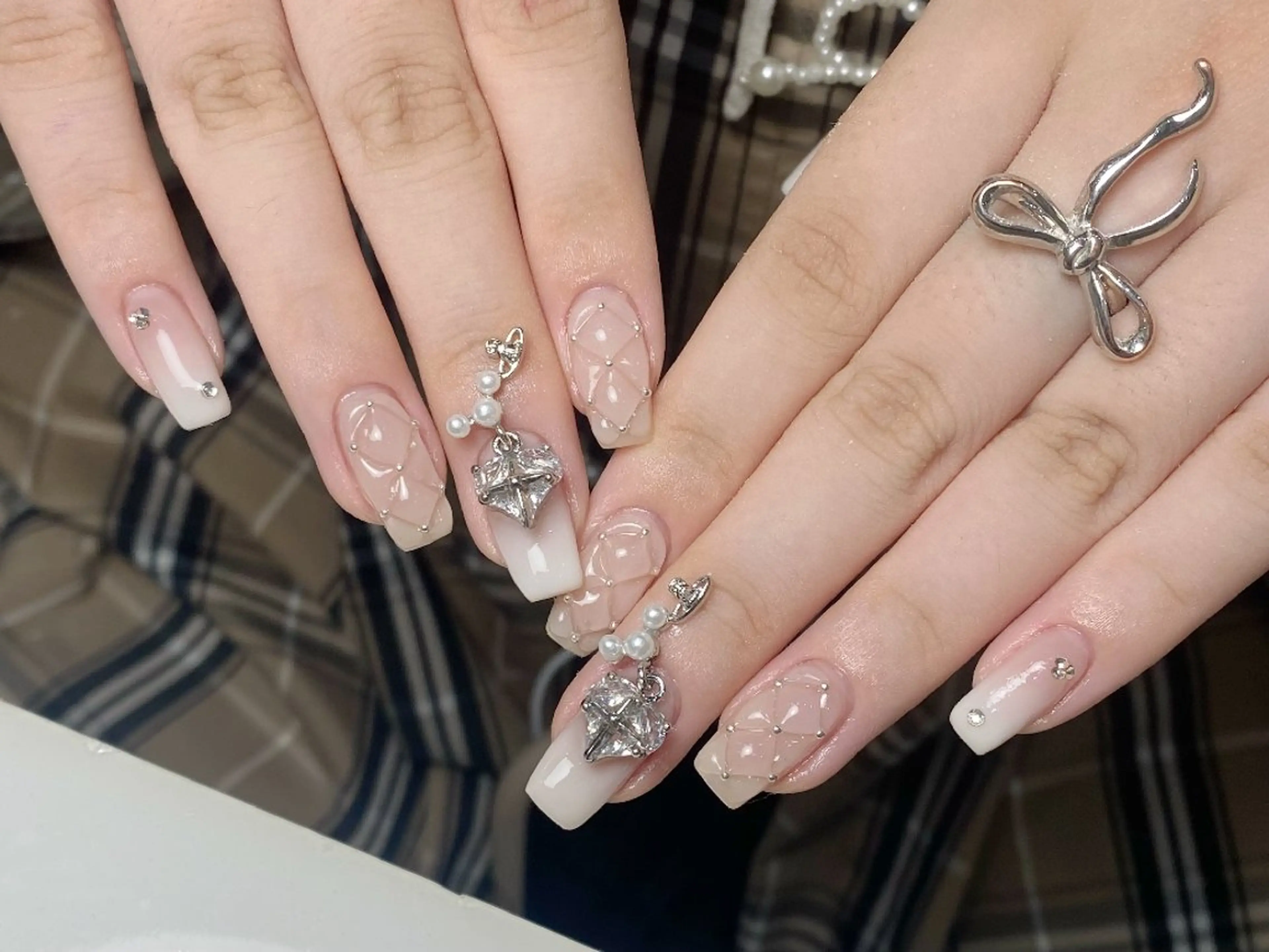 ネイル チークネイル フレンチネイル ジェルネイル ガーリー キラキラネイル ハンドネイル UM Nail Salonのネイルデザイン