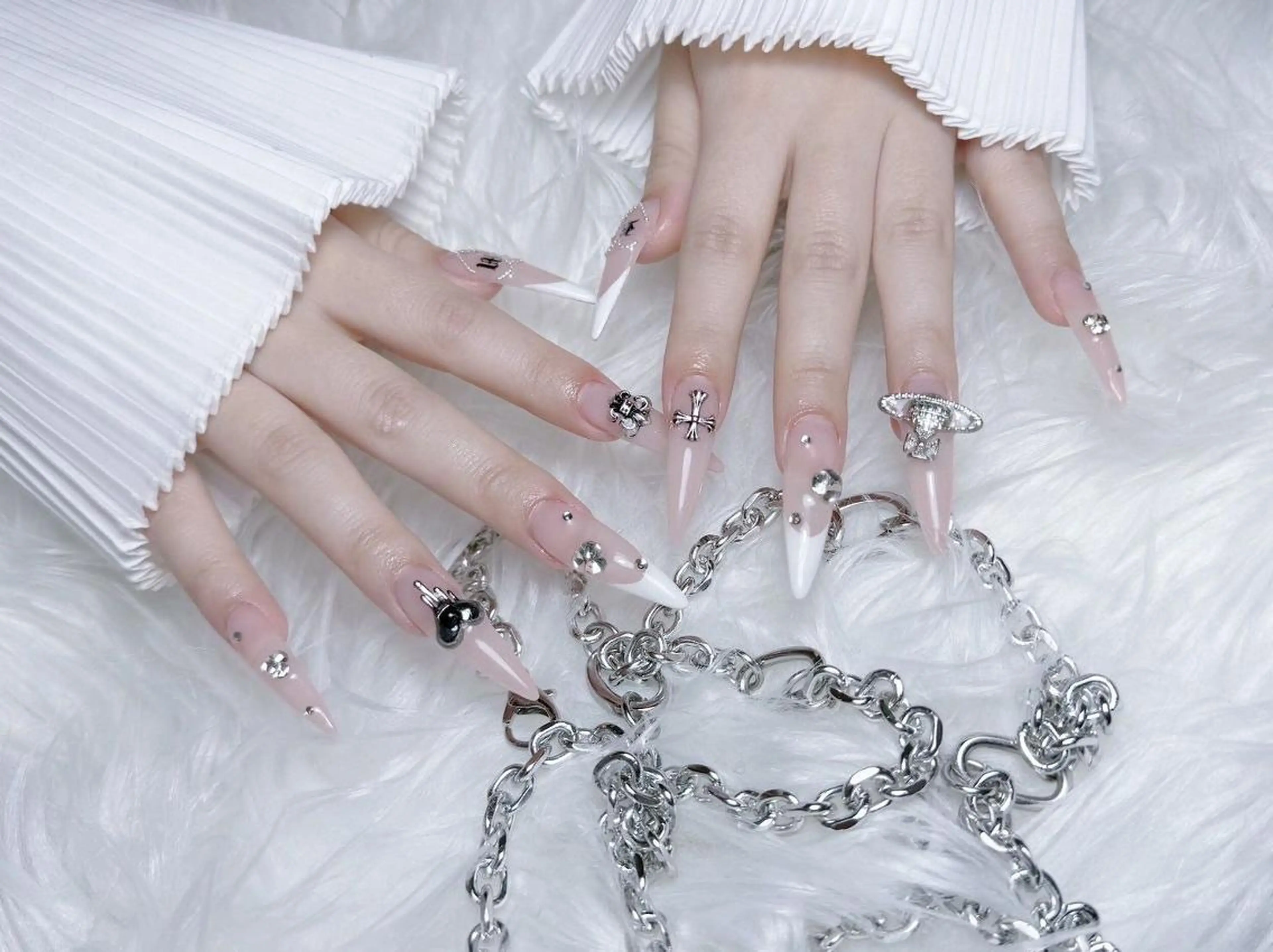 ネイル RAFFINE 月🦋🩵のネイルデザイン