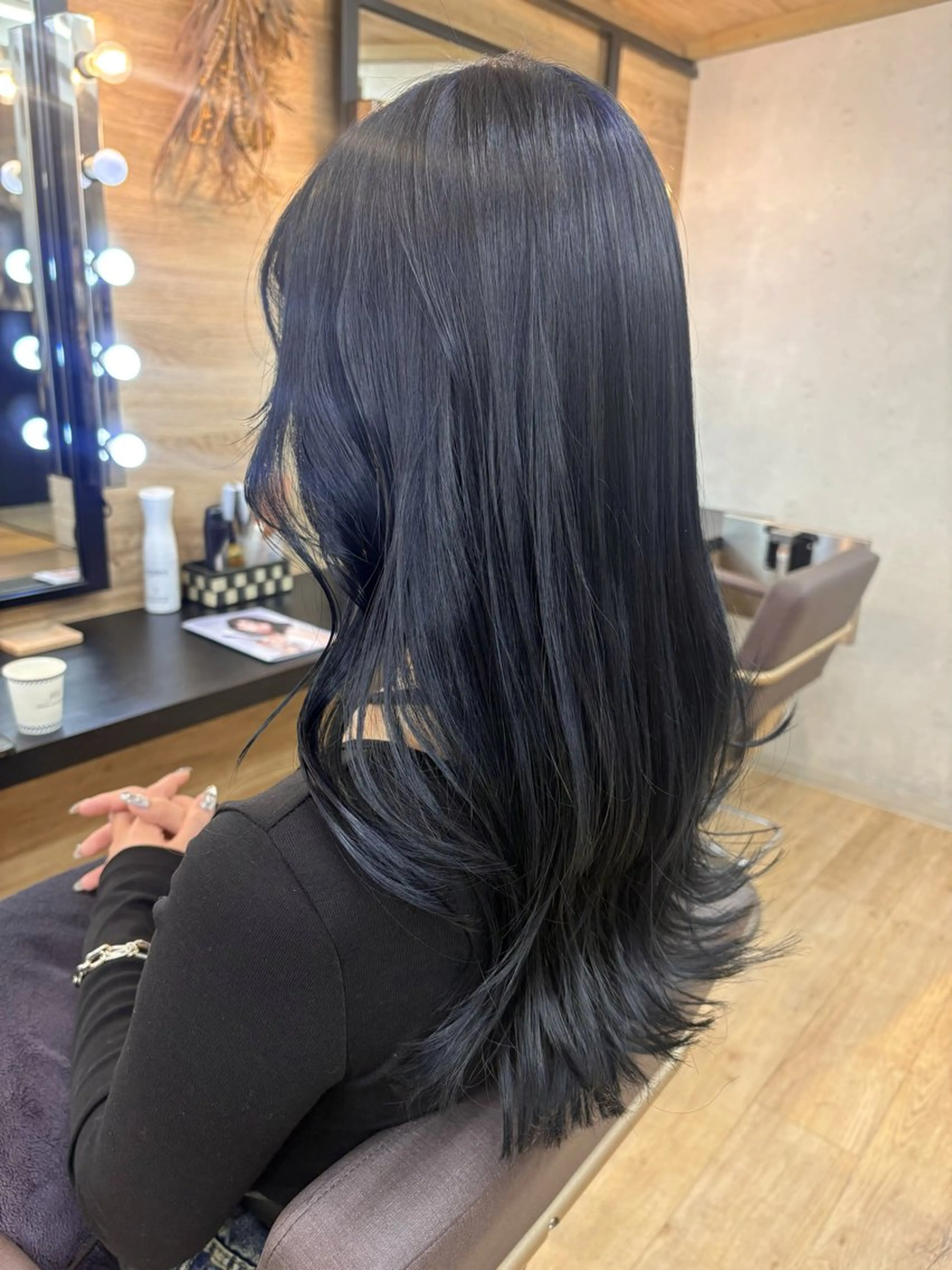 ミディアム カラー 黒髪 ブルーカラー ブルーブラック MAEDA 西金沢美容室のヘアスタイル