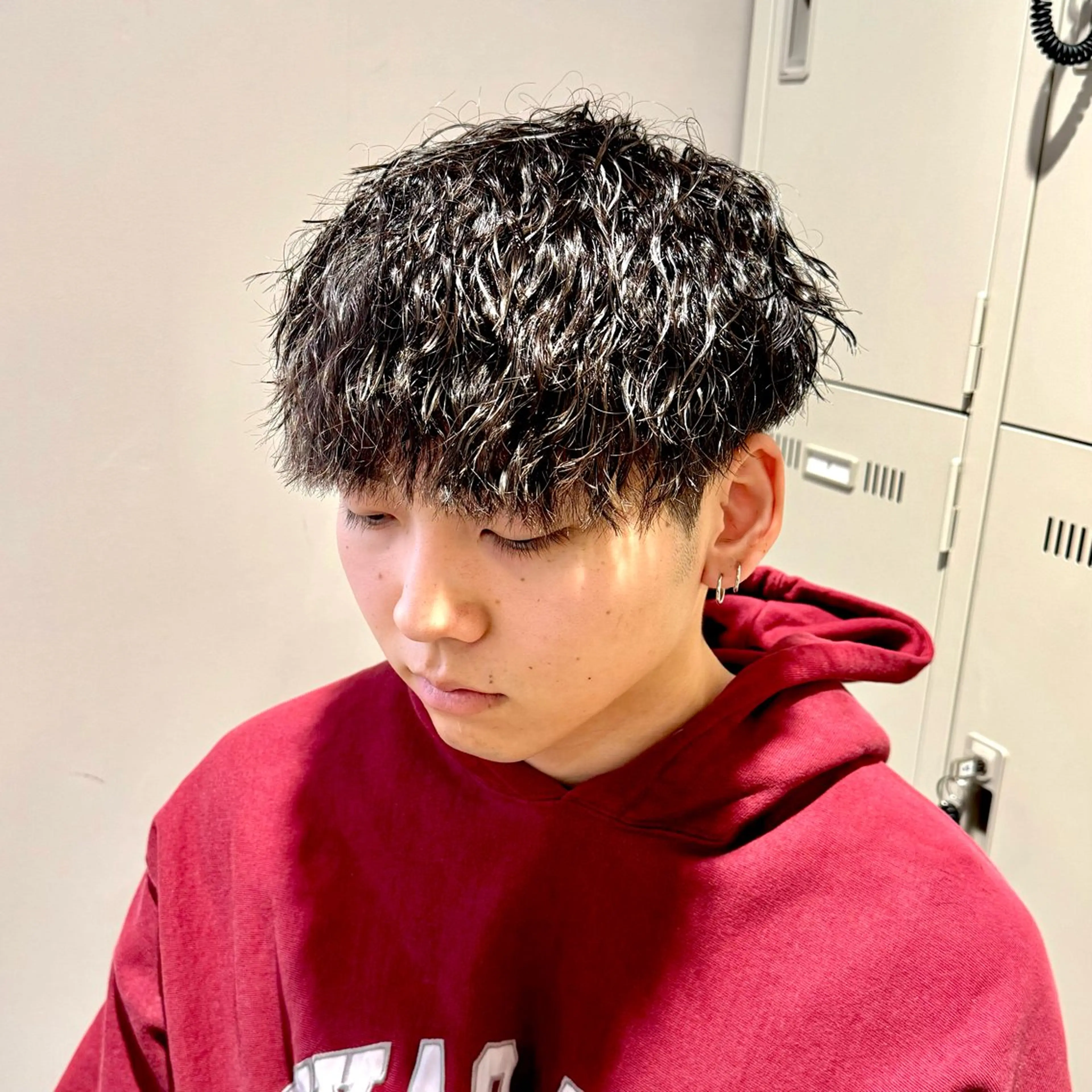 ミディアム パーマ ヘアアレンジ メンズ ミディアムパーマ メンズパーマ 顔まわりカット の達人のヘアスタイル