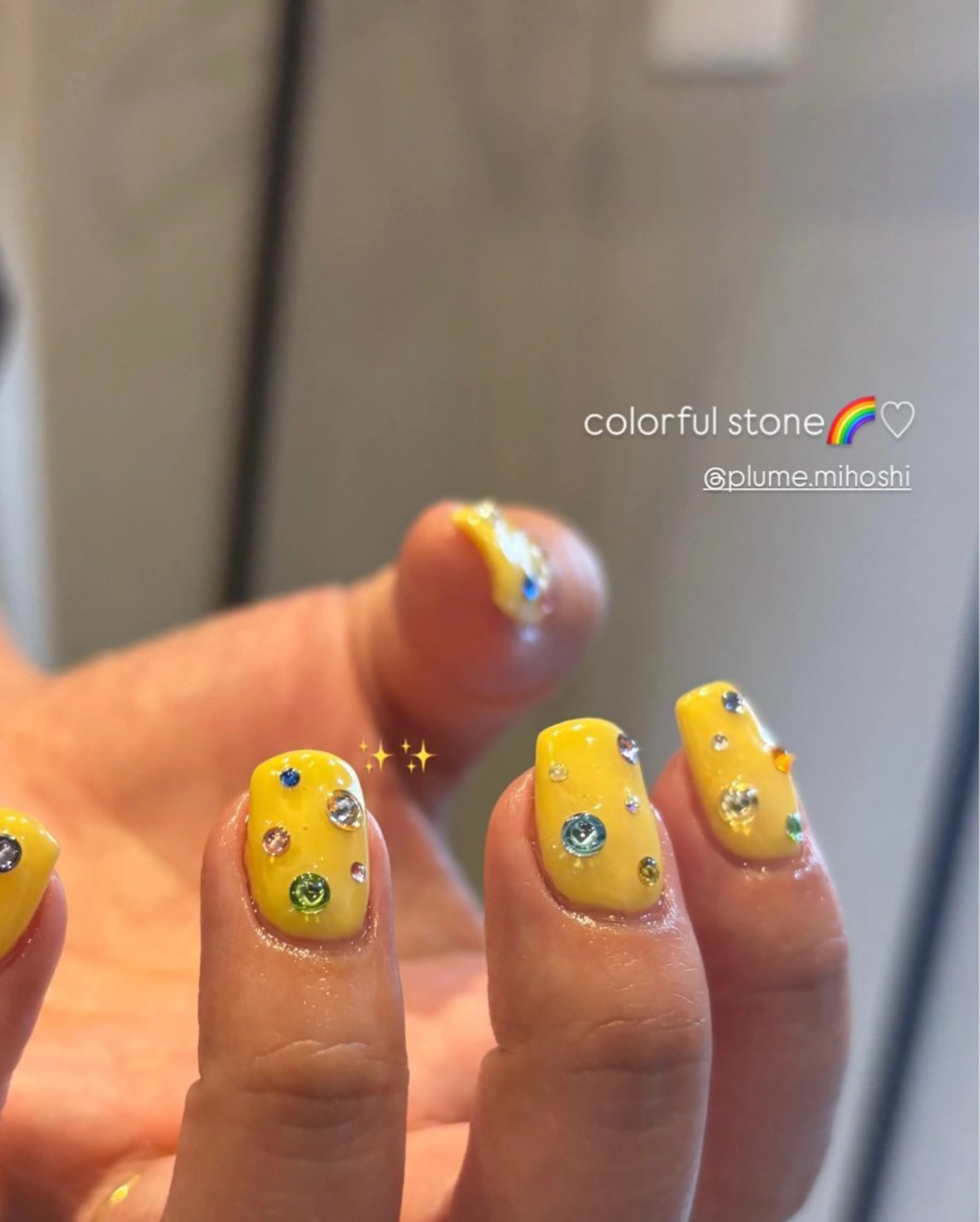 ネイル ワンカラーネイル ストーンネイル 黄色 plume. MIHOSHIのネイルデザイン