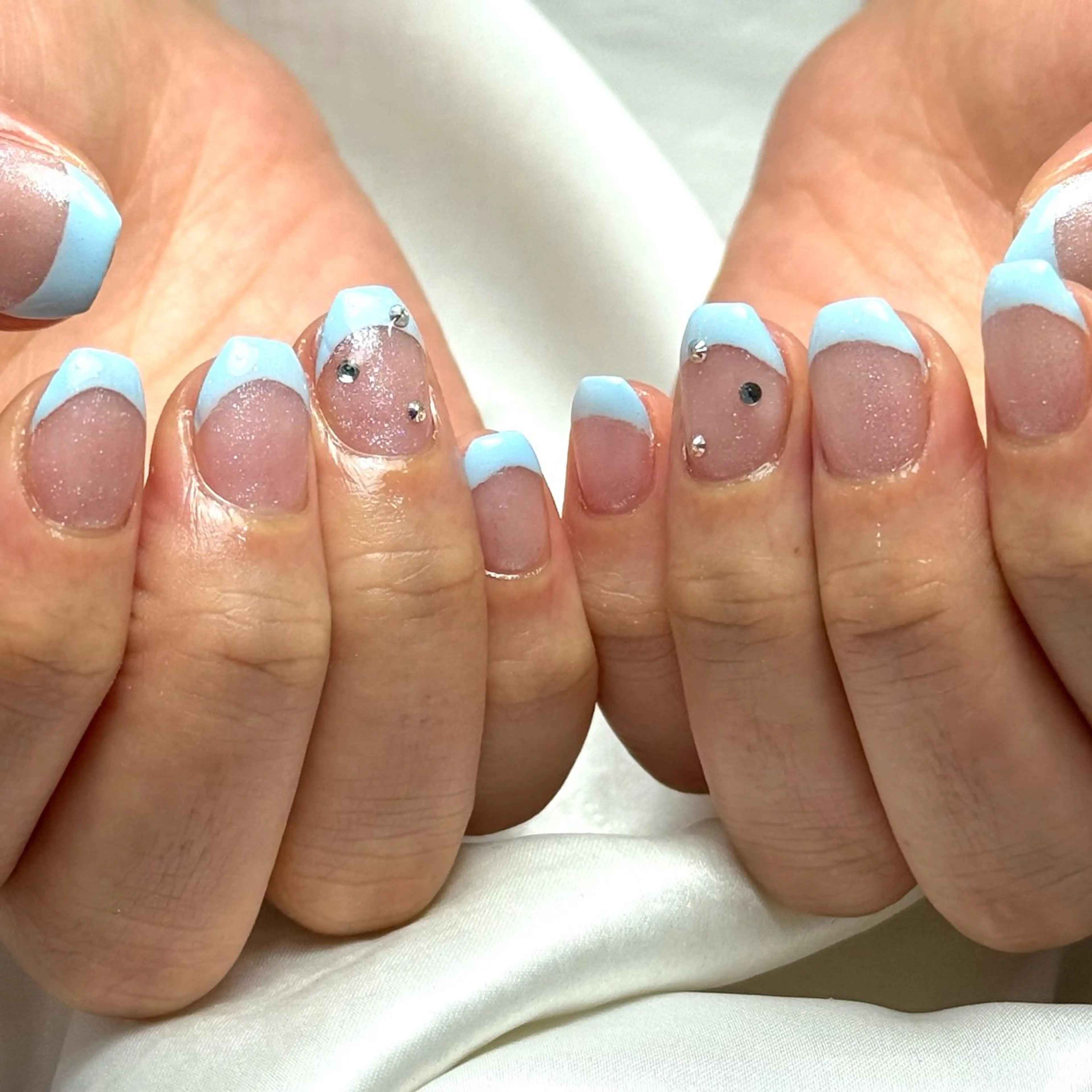 ネイル フレンチネイル キラキラネイル 水色 ハンドネイル Ray nail natsu🎀のネイルデザイン