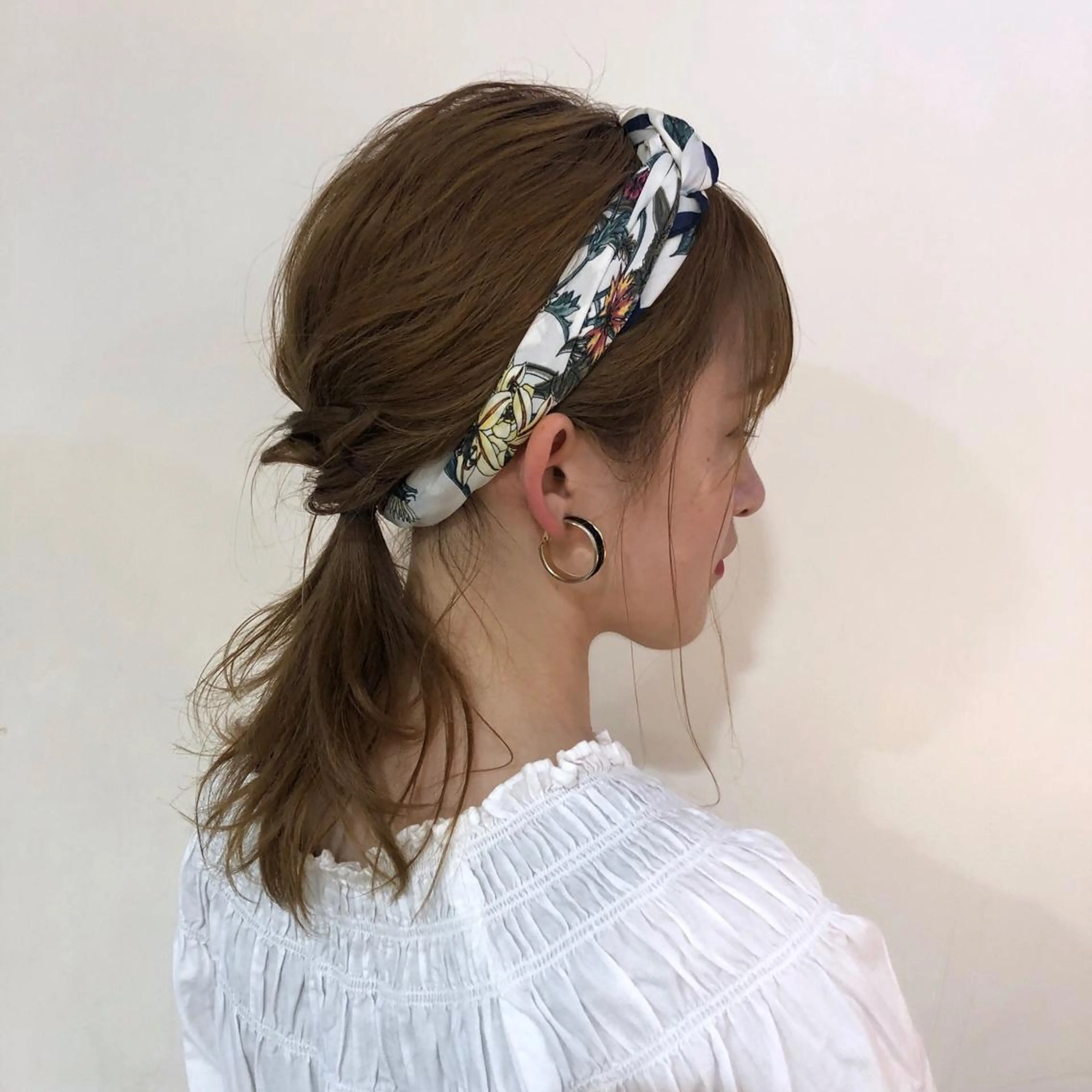 セミロング カラー ヘアアレンジ MIOベージュカラー 柔らかいカラーのヘアスタイル