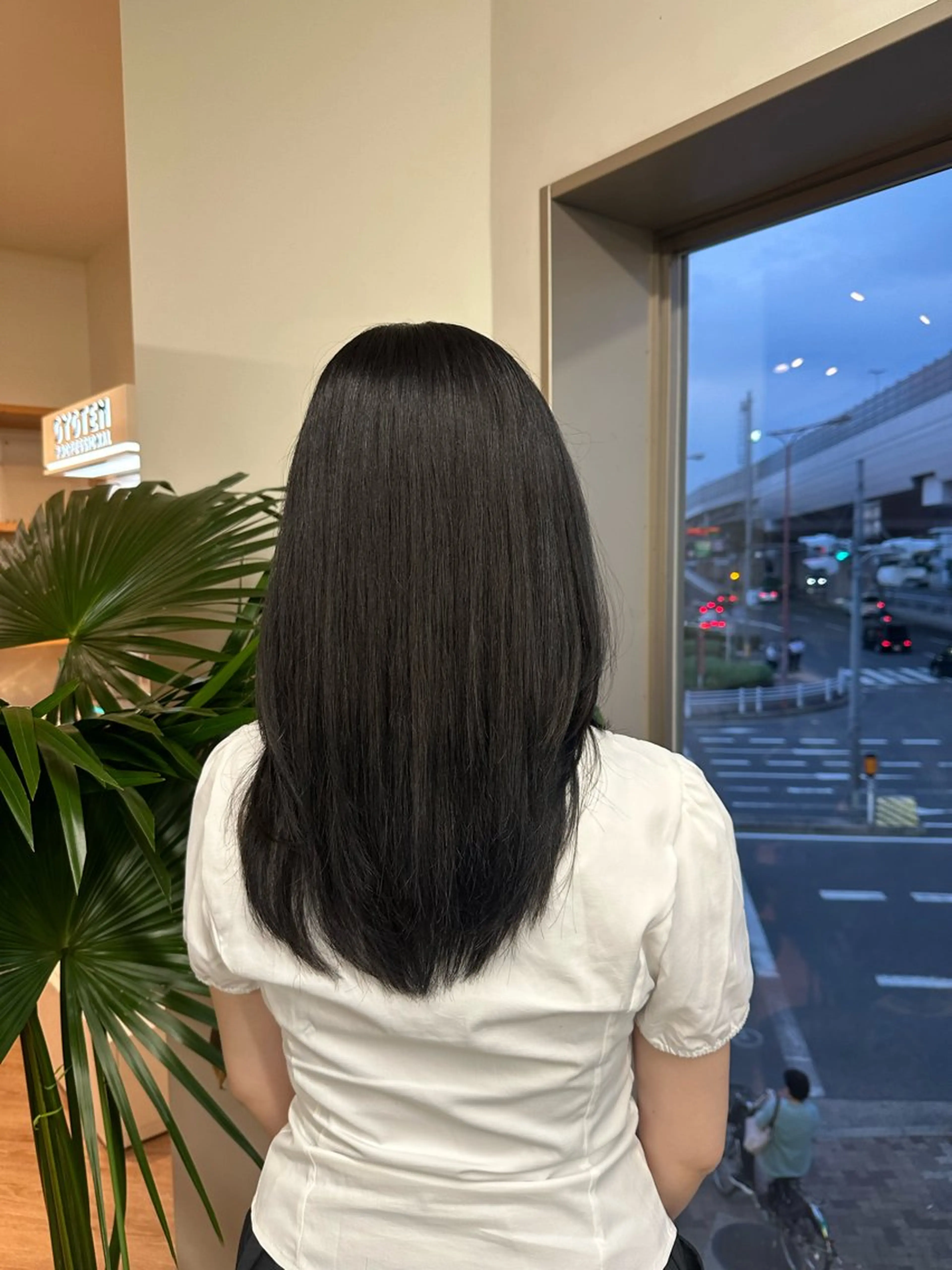 セミロング カラー 黒髪 ブルーカラー ブルーブラック 透明感カラー 岡山 紗里奈のヘアスタイル