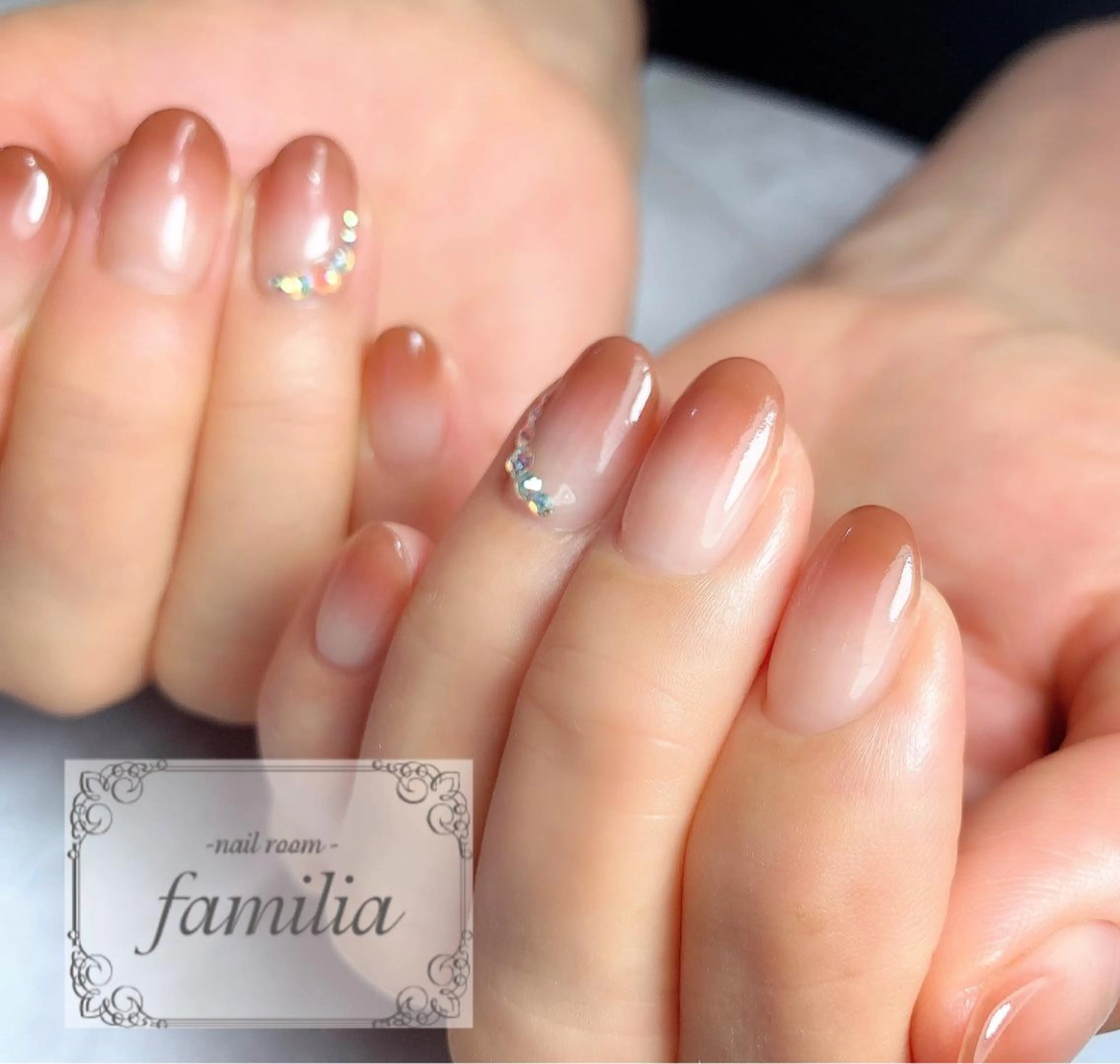 ネイル グラデーション ストーンネイル ハンドネイル -nailroom- familiaのネイルデザイン