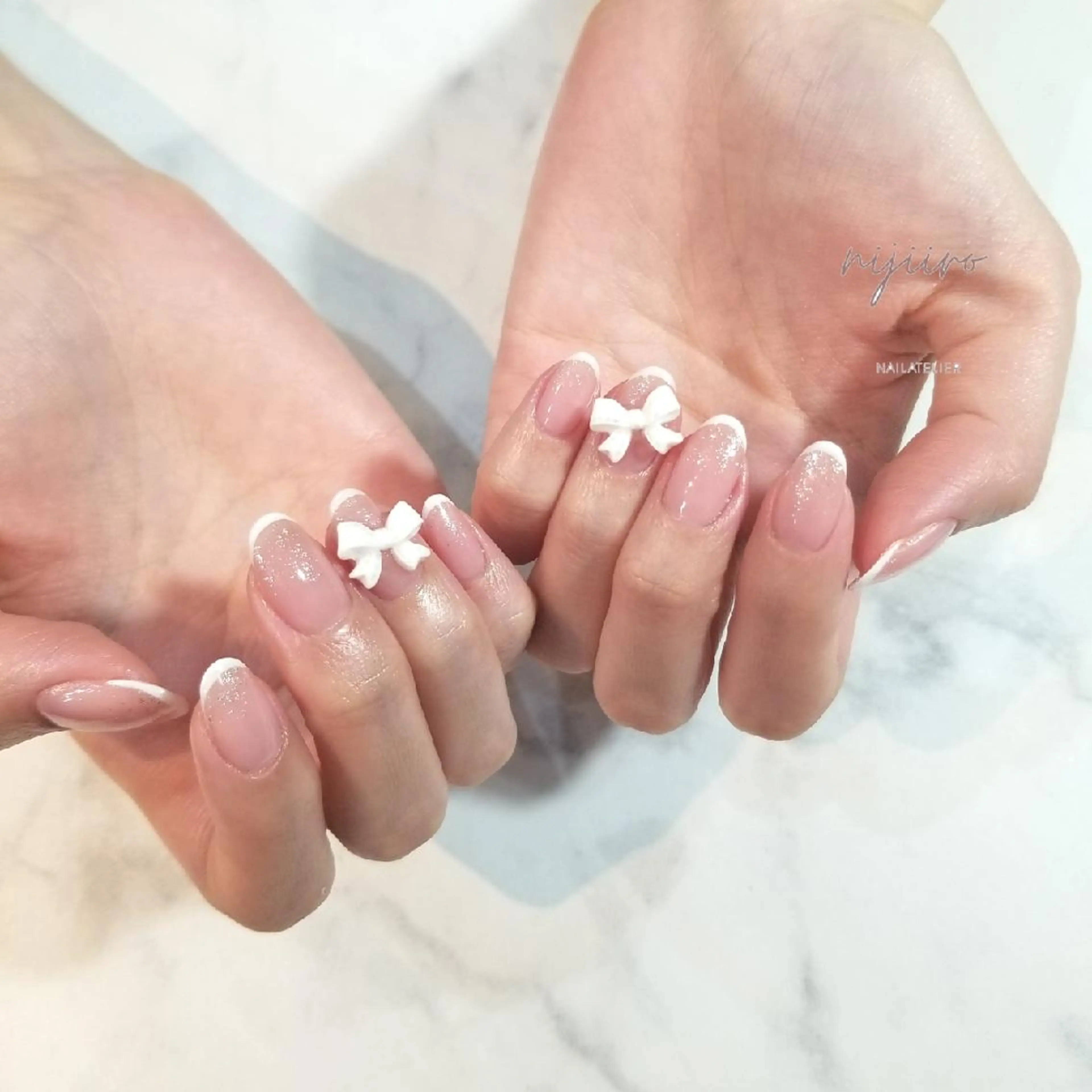 ネイル フレンチネイル ラメ(グリッター) ラメグラデーション リボン ハンドネイル nailatelier nijiiro.所属・nijiiro🌈 サトウのネイルデザイン