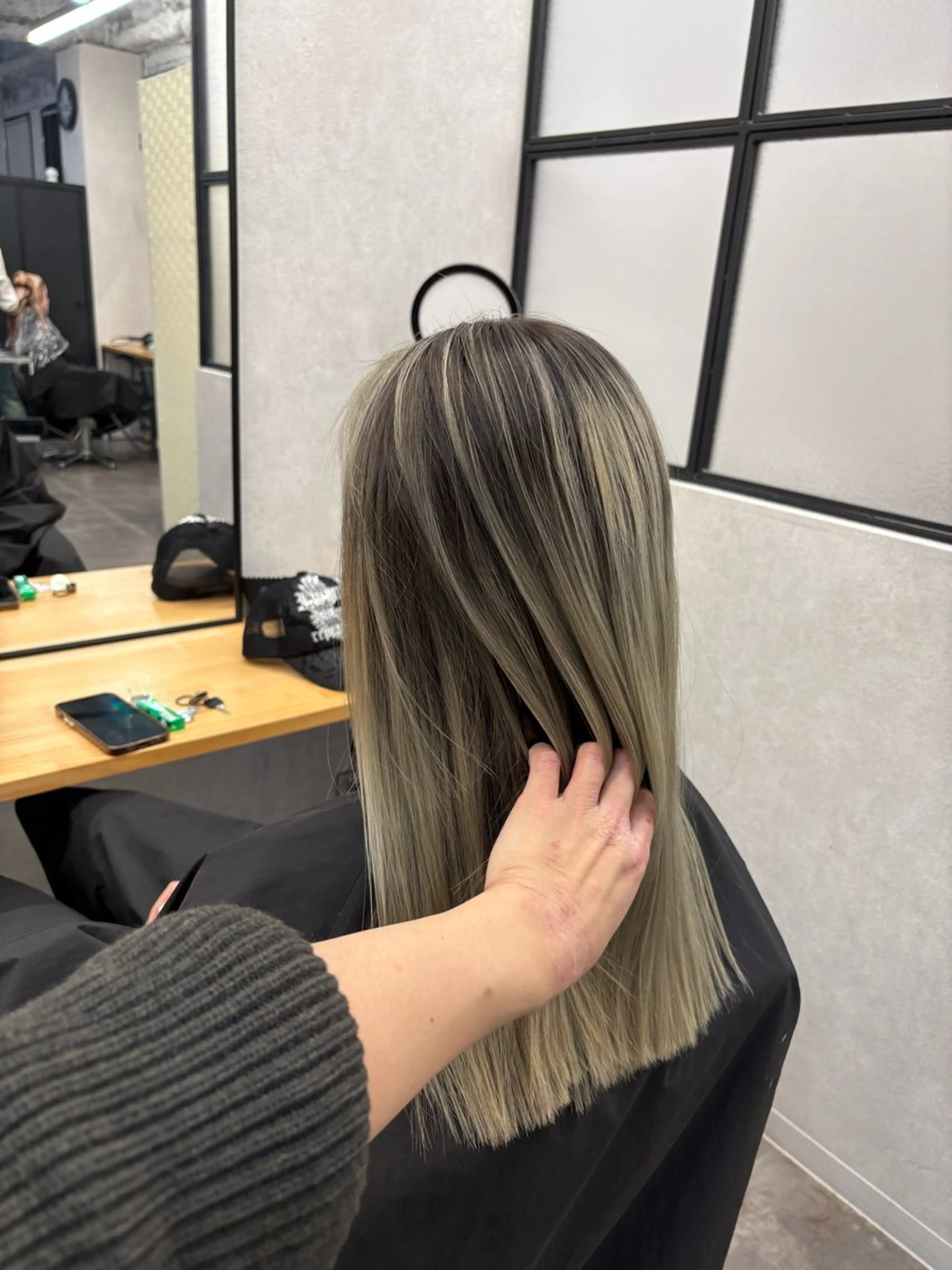 セミロング 外国人風カラー レイヤーカット ヘアカラー 🌟心斎橋レイヤー 艶ハイトーン/ウルフのその他イメージ