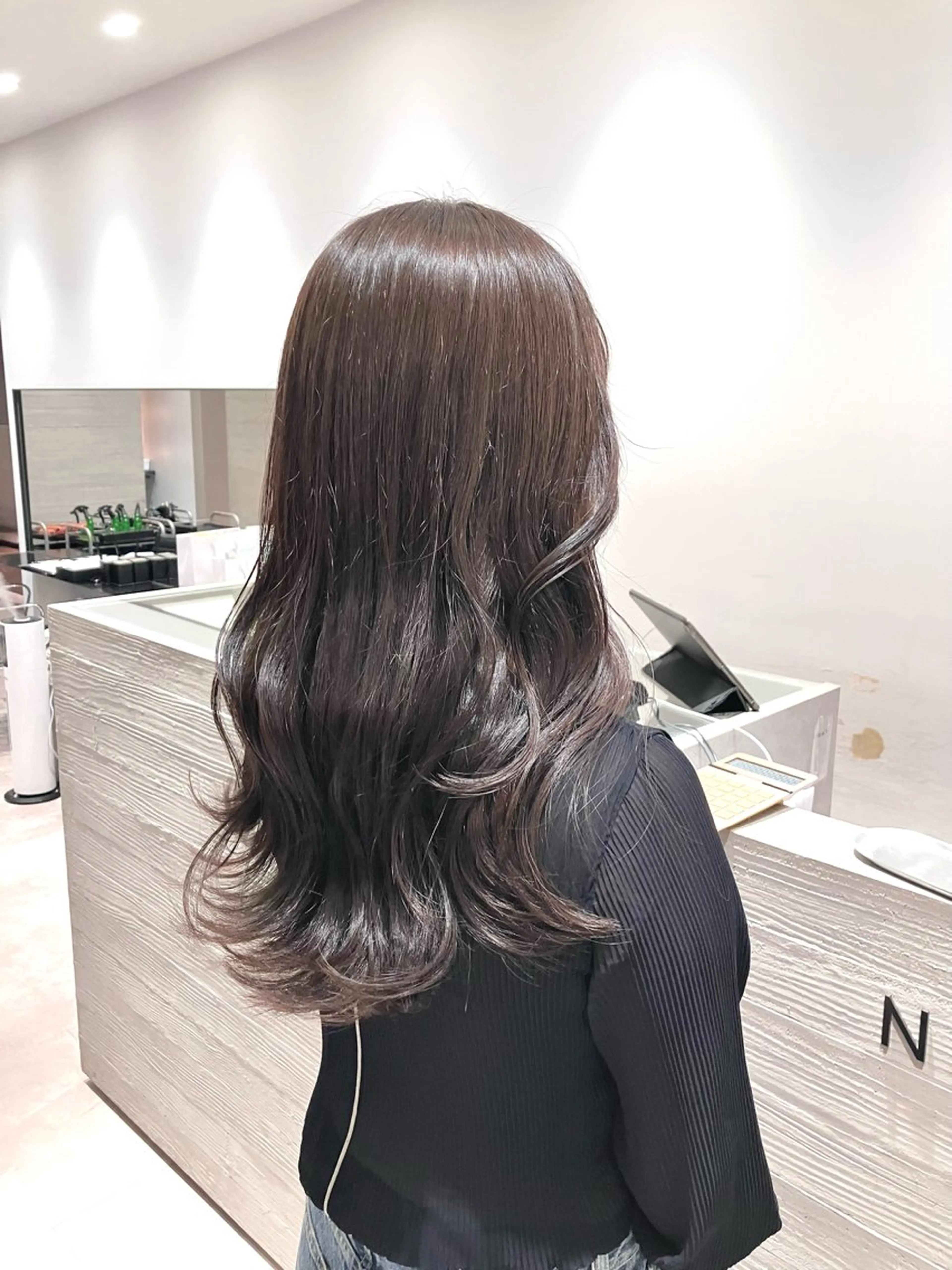 ロング カラー グレージュ シアーグレージュ サキ🤍ハイトーン 🩰くびれ巻きヘアのヘアスタイル