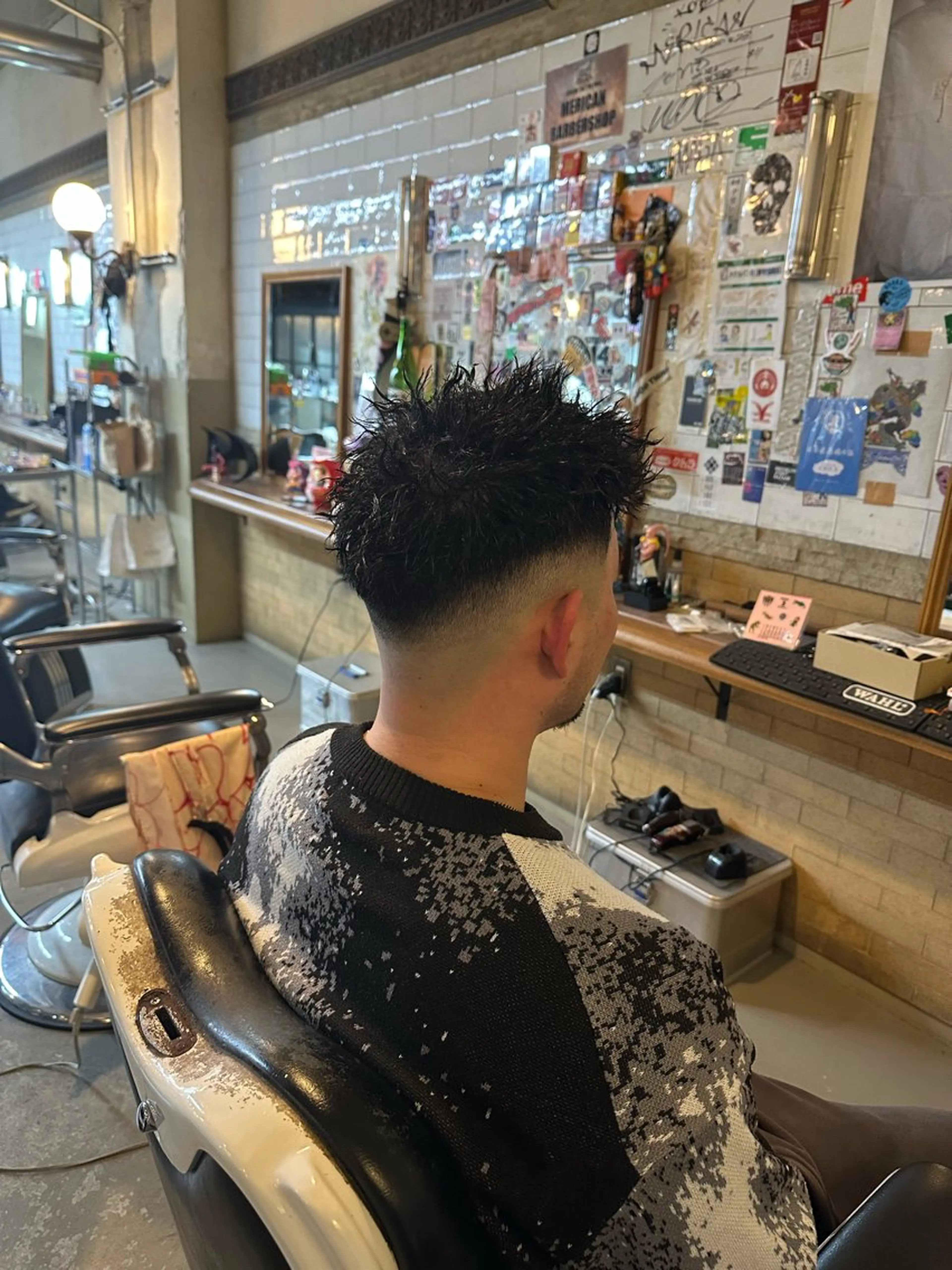 ショート パーマ メンズ フェードカット スキンフェード カット ヘアカラー パーマ モチヅキ タツキのヘアスタイル