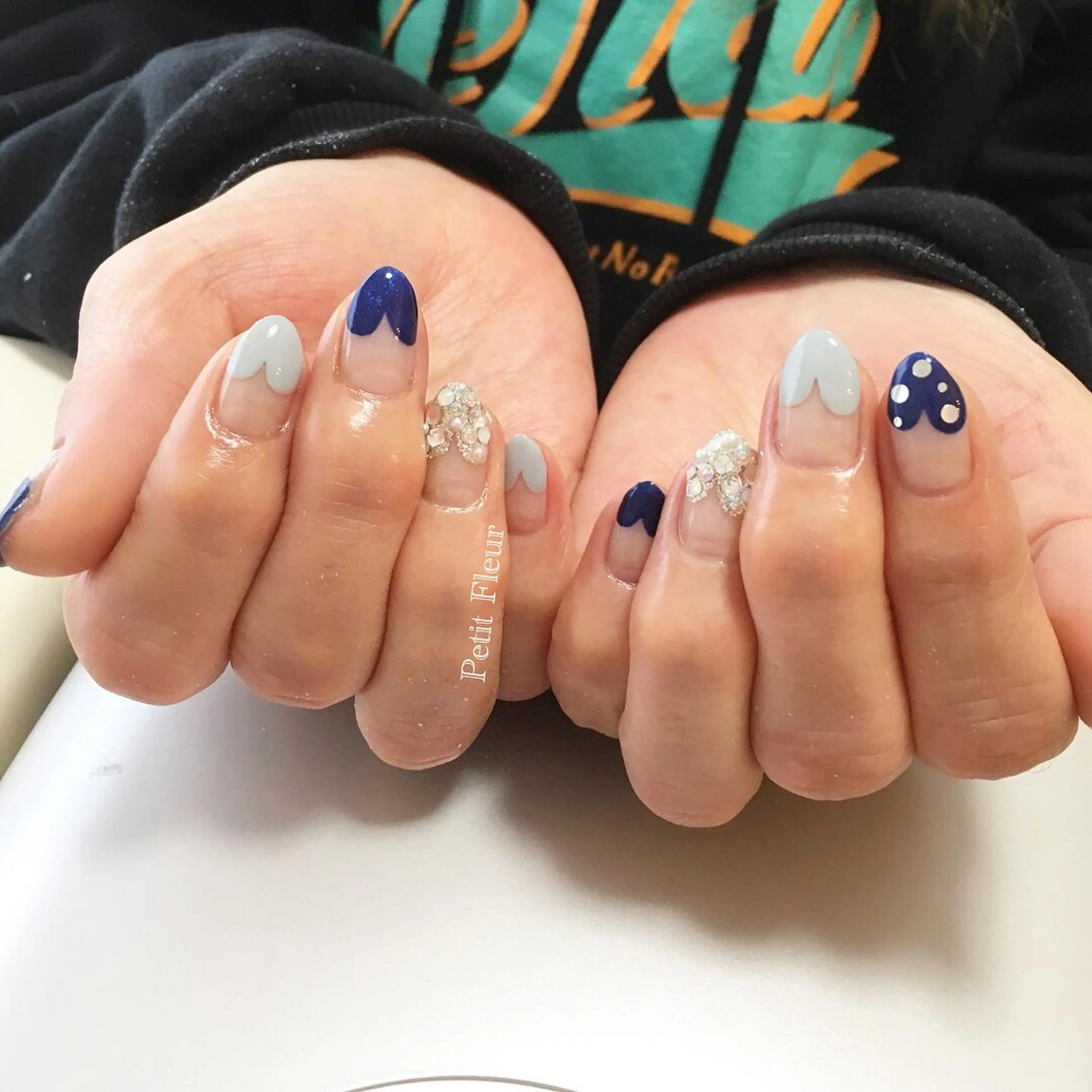 ネイル カジュアル フレンチネイル ハート ネイビー バレンタイン Petit Fleur所属・青柳 亜梨奈のマツエク・マツパデザイン