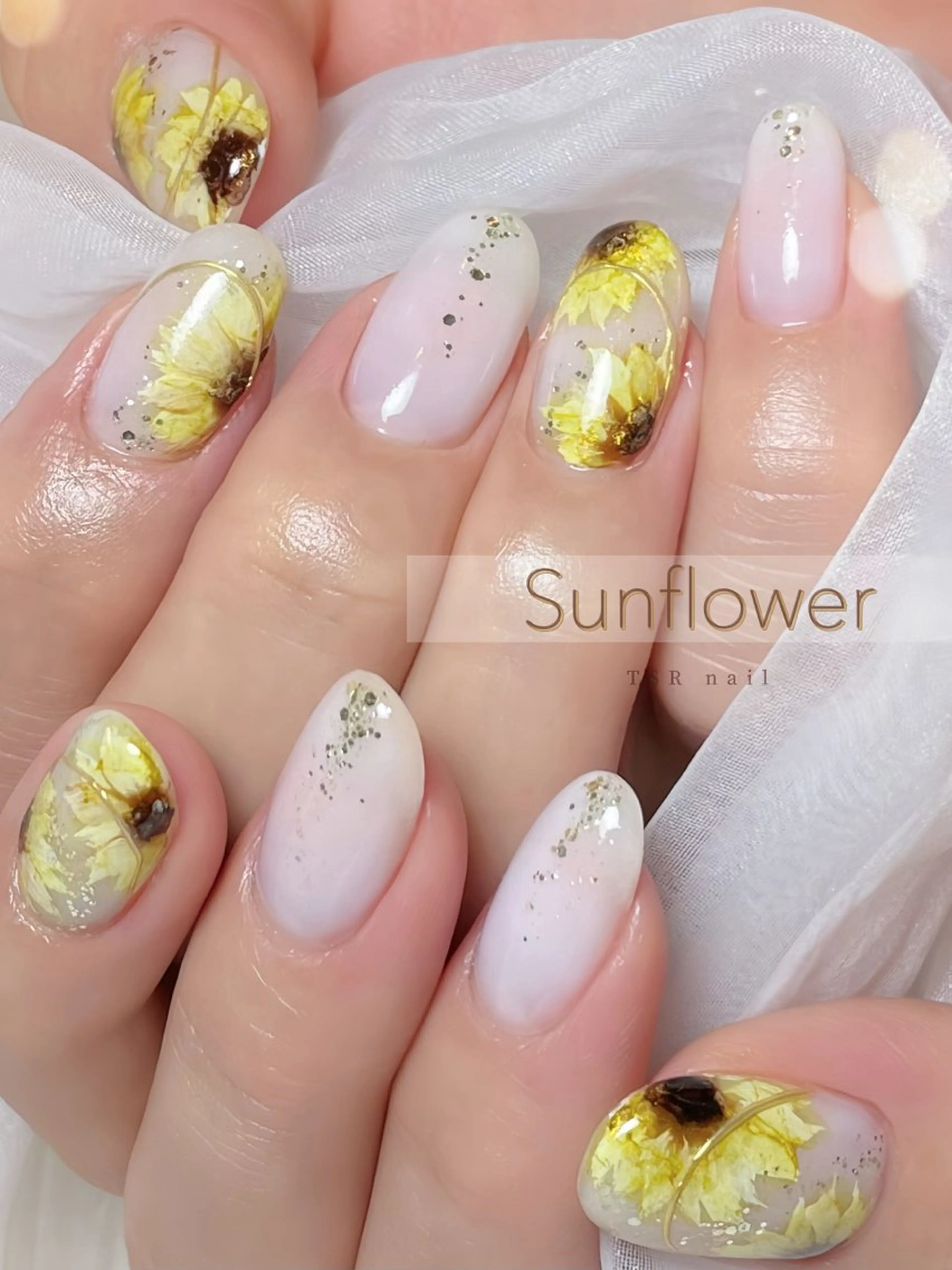 ネイル フラワーネイル 持ち込み 夏ネイル ハンドネイル ハンドケア 爪咲 りり花のネイルデザイン