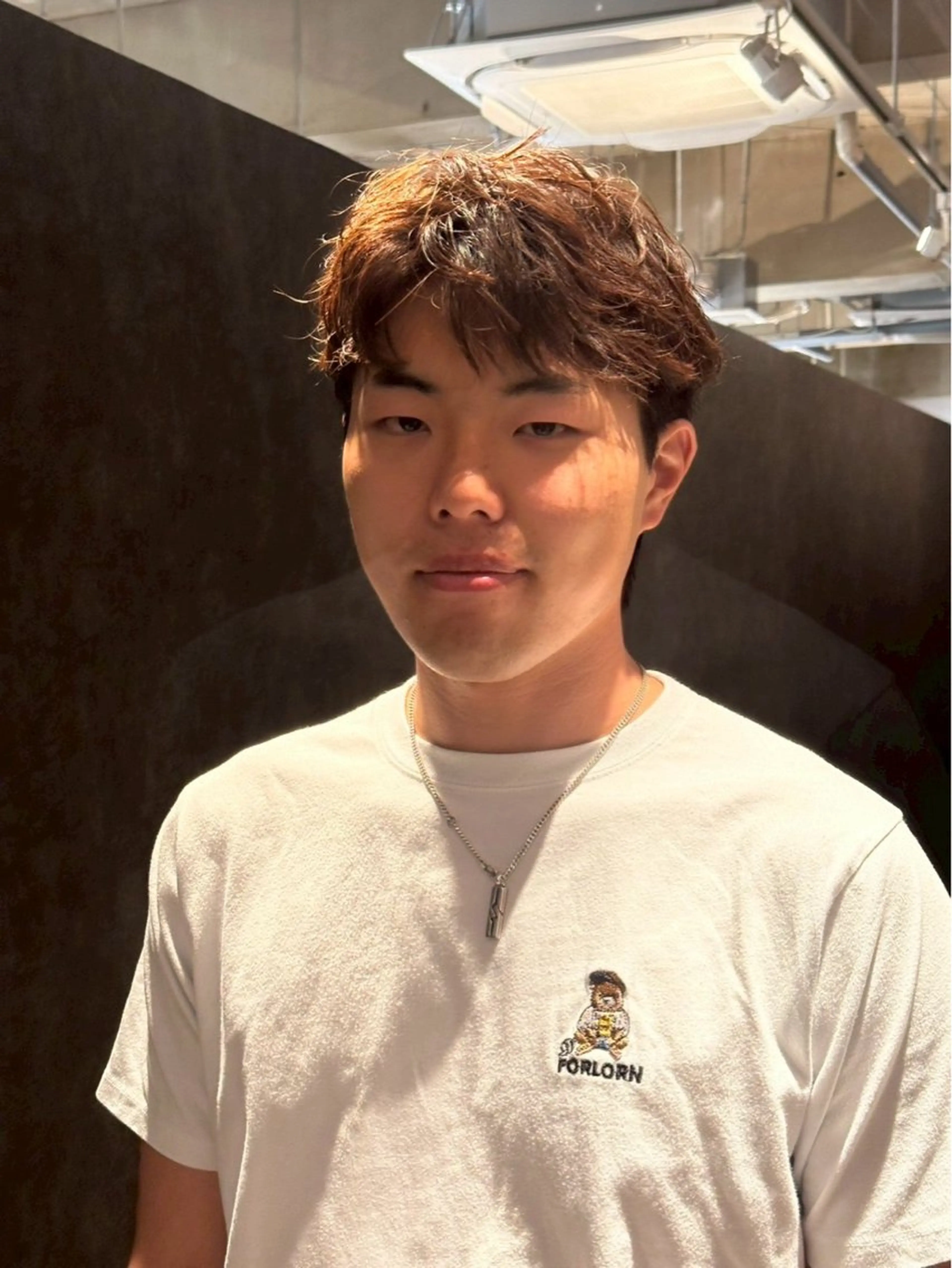 ショート カラー パーマ メンズ メンズブリーチ センターパート フェードカット フェザーパーマ メンズハイライト カット パーマ トリートメント 金山駅前/メンズ パーマ/真柄 恒輝のヘアスタイル