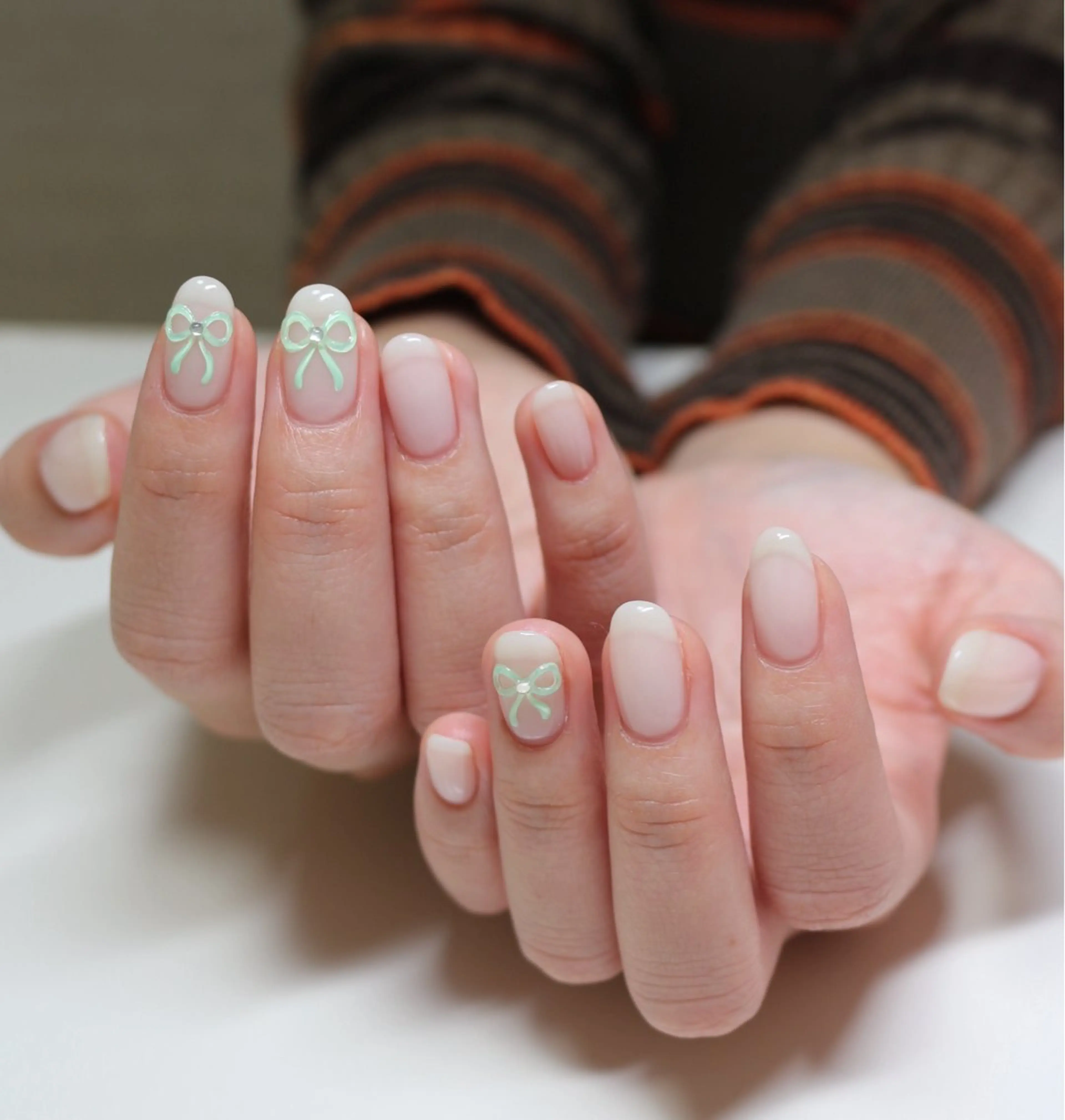 ネイル 韓国ネイル リボン シンプルネイル ワンホンネイル ホワイト ハンドネイル Baku Nailsのネイルデザイン