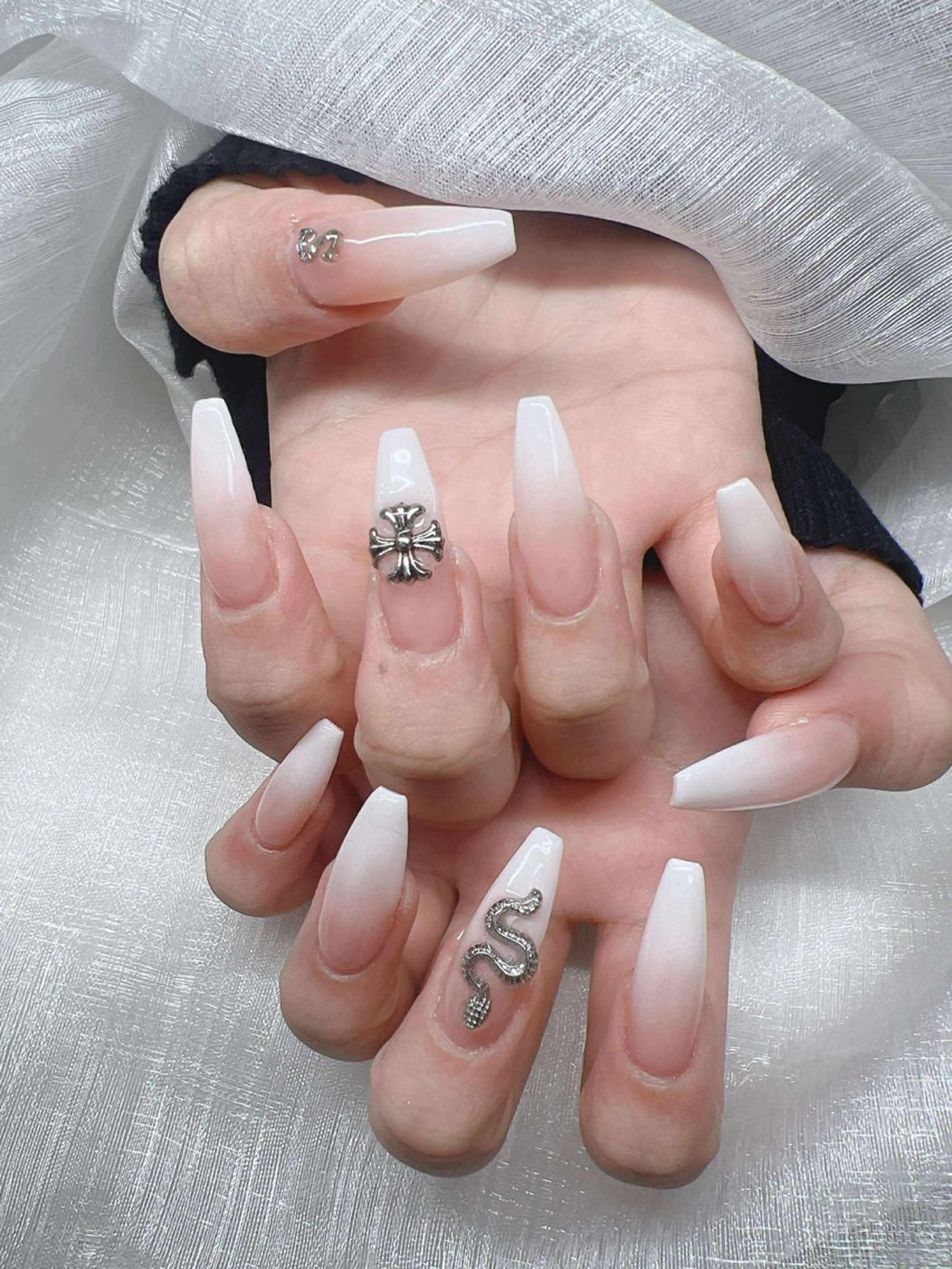 ネイル 長さ出し グラデーション 卒業式 キラキラネイル マグネットネイル ハンドネイル Lee Nailsのネイルデザイン