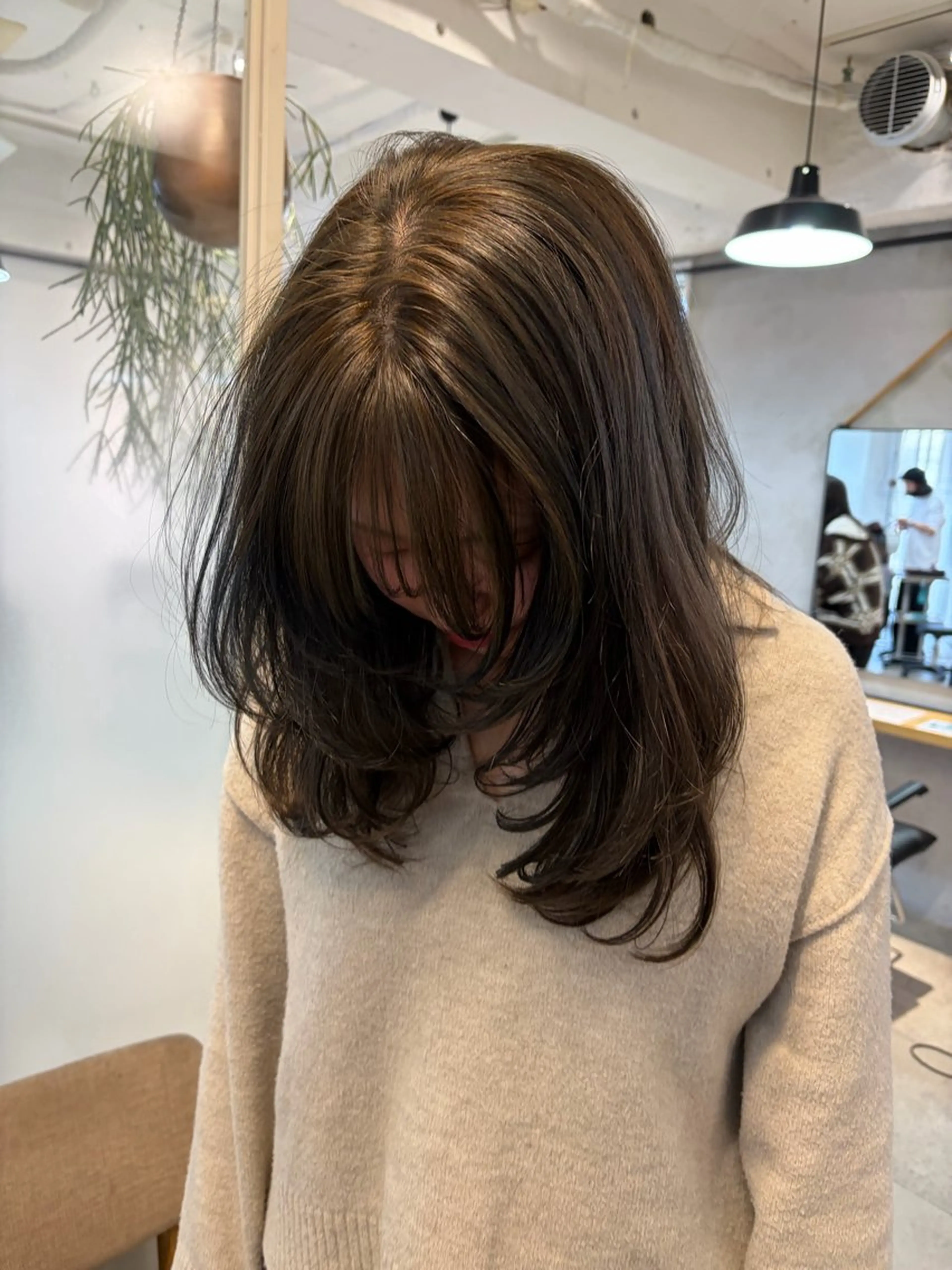 ロング カラー ミルクティー× グレージュMOMOのヘアスタイル