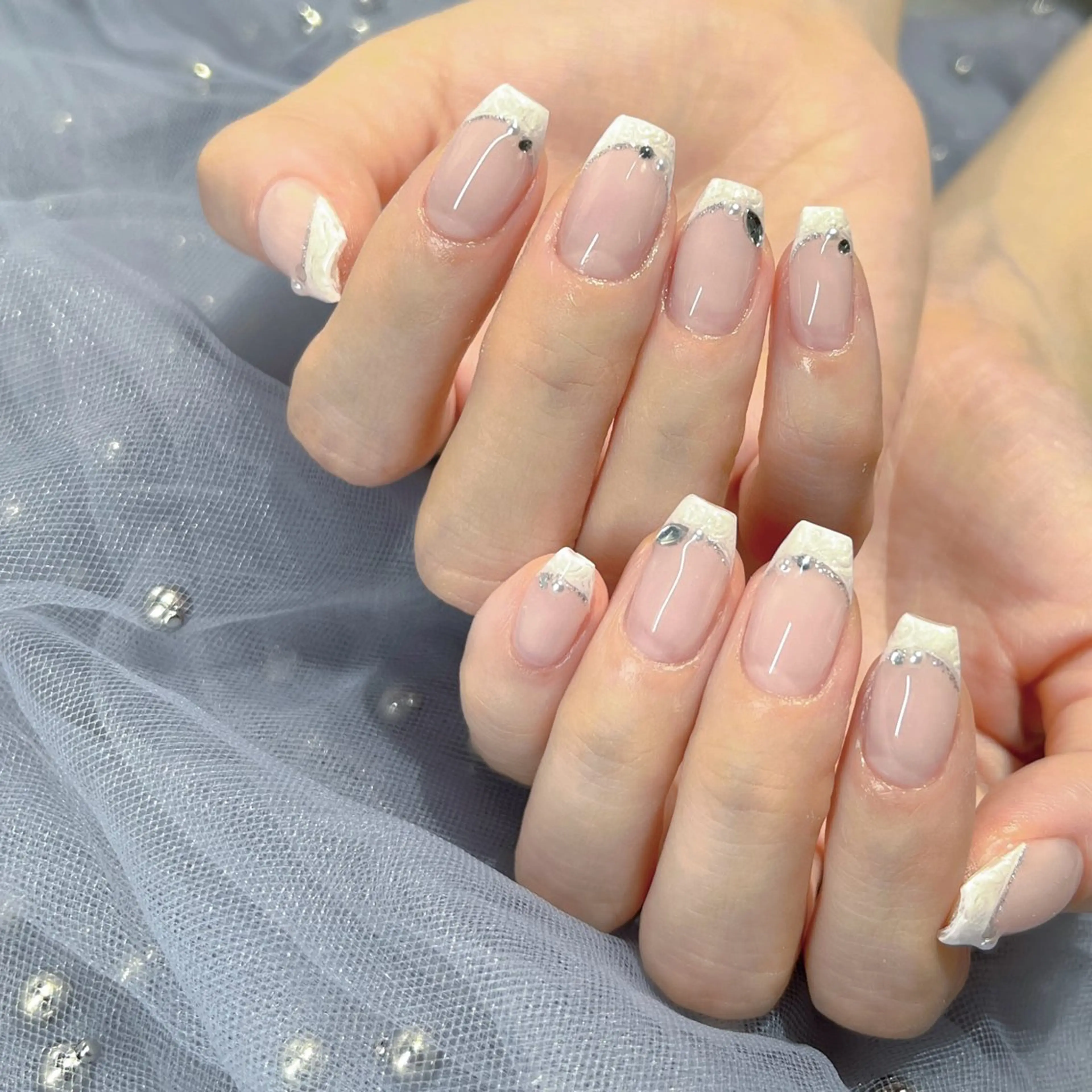 ネイル フットネイル フレンチネイル ジェルネイル ラメ(グリッター) ラメグラデーション ハンドネイル NEO Beauty Salon所属・𝐍𝐄𝐎 𝐉𝐔𝐑𝐈のネイルデザイン