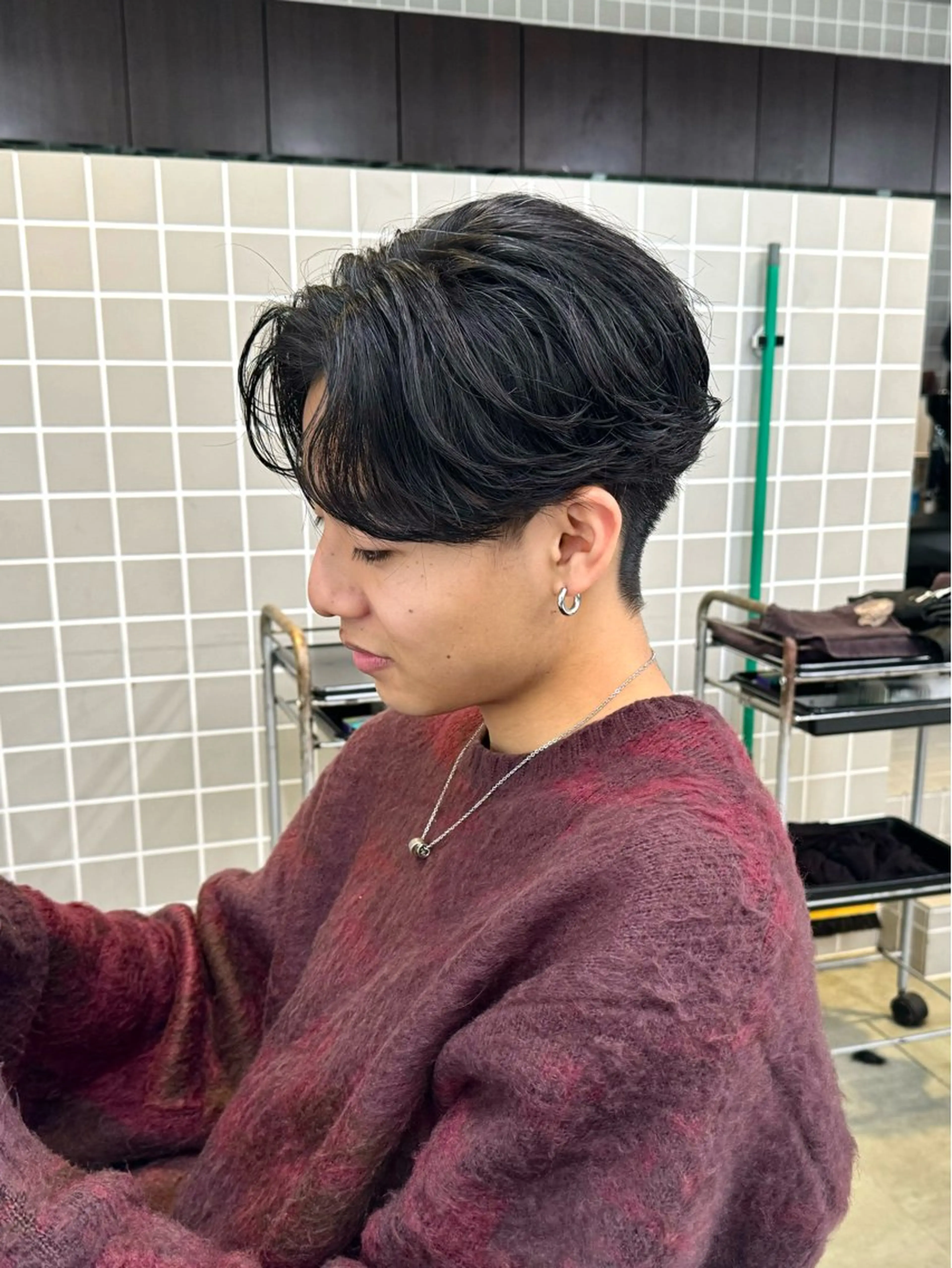 ミディアム パーマ ヘアアレンジ メンズ ミディアムパーマ フェザーパーマ メンズパーマ 艶カラー の達人のヘアスタイル