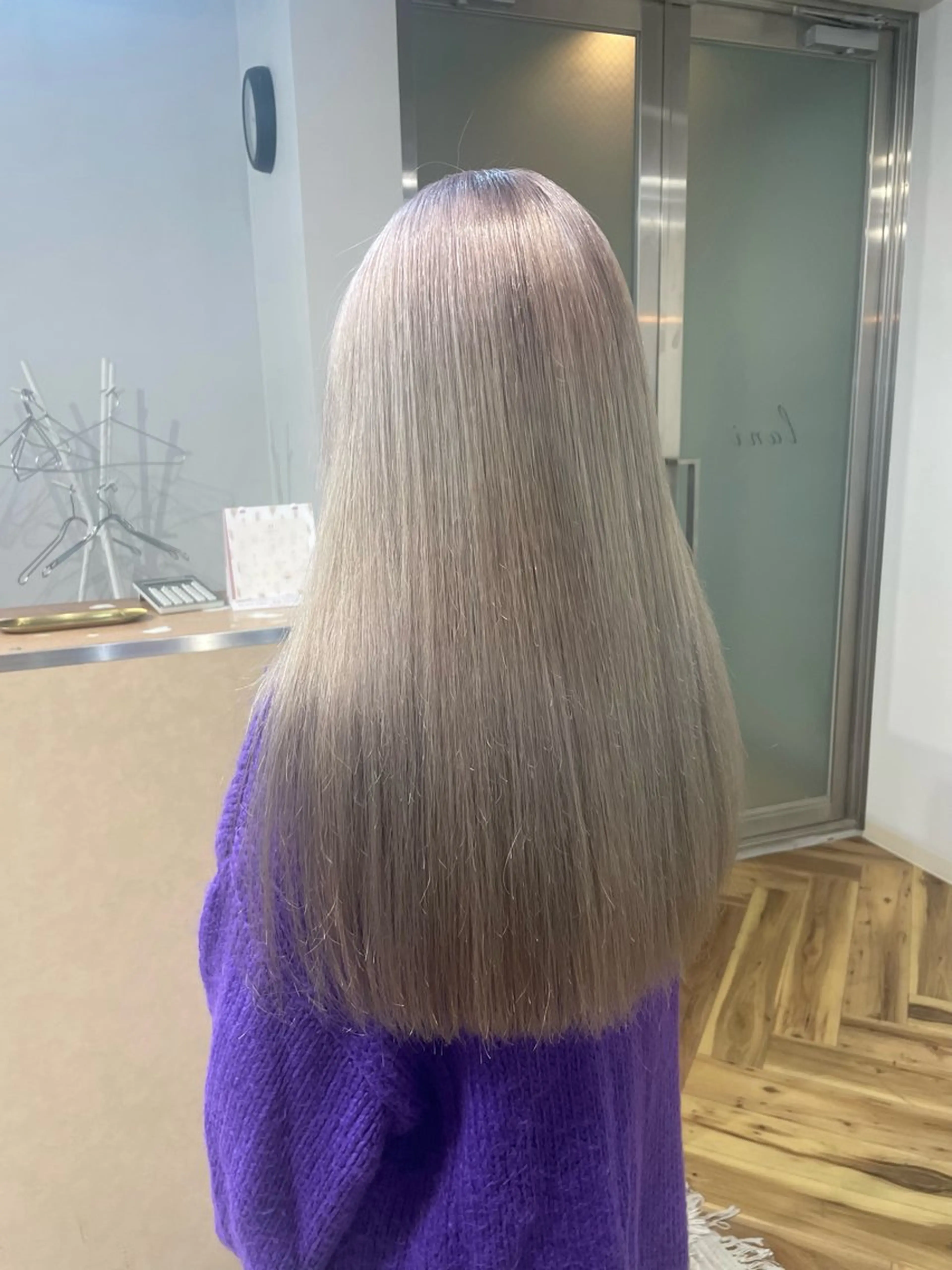 ロング カラー ベージュカラー シルバー シルバーベージュ ヘアカラー lani hair salon所属・SHOTO ハイトー ン/デザインカラーのヘアスタイル