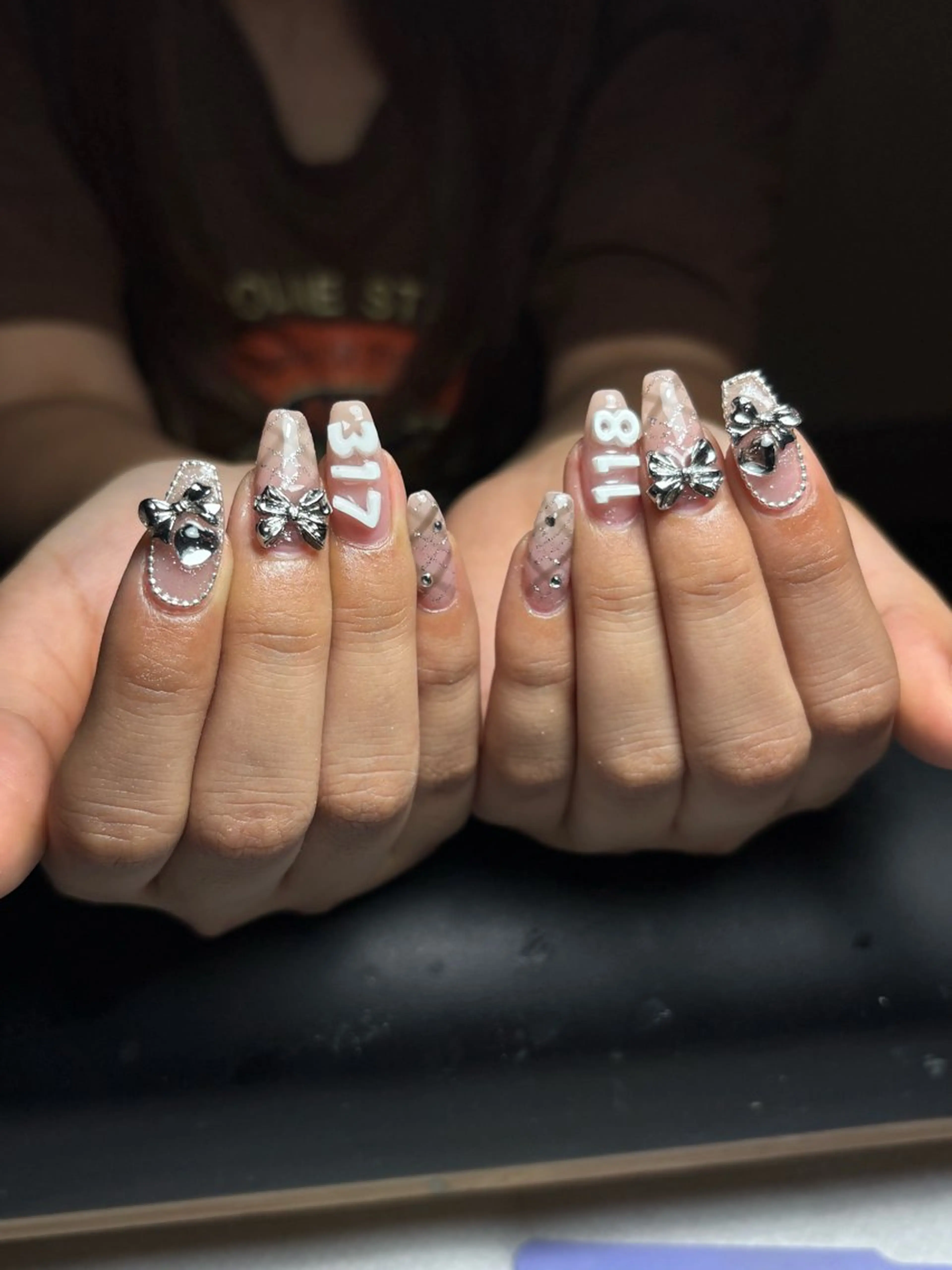 ネイル アートネイル ガーリー リボン シルバー モンナ CCのネイルデザイン