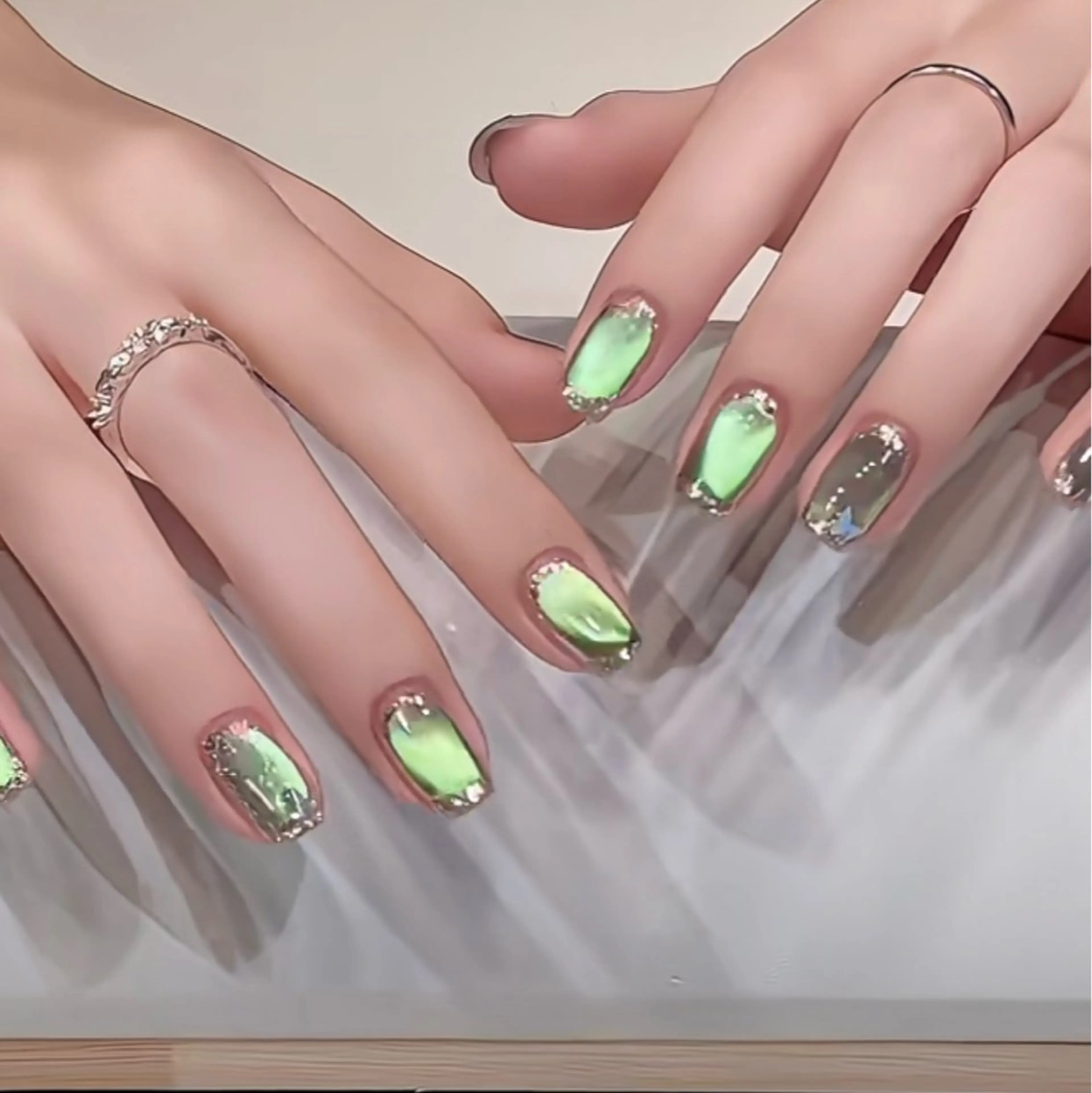 ネイル ハンドネイル キン グミのネイルデザイン