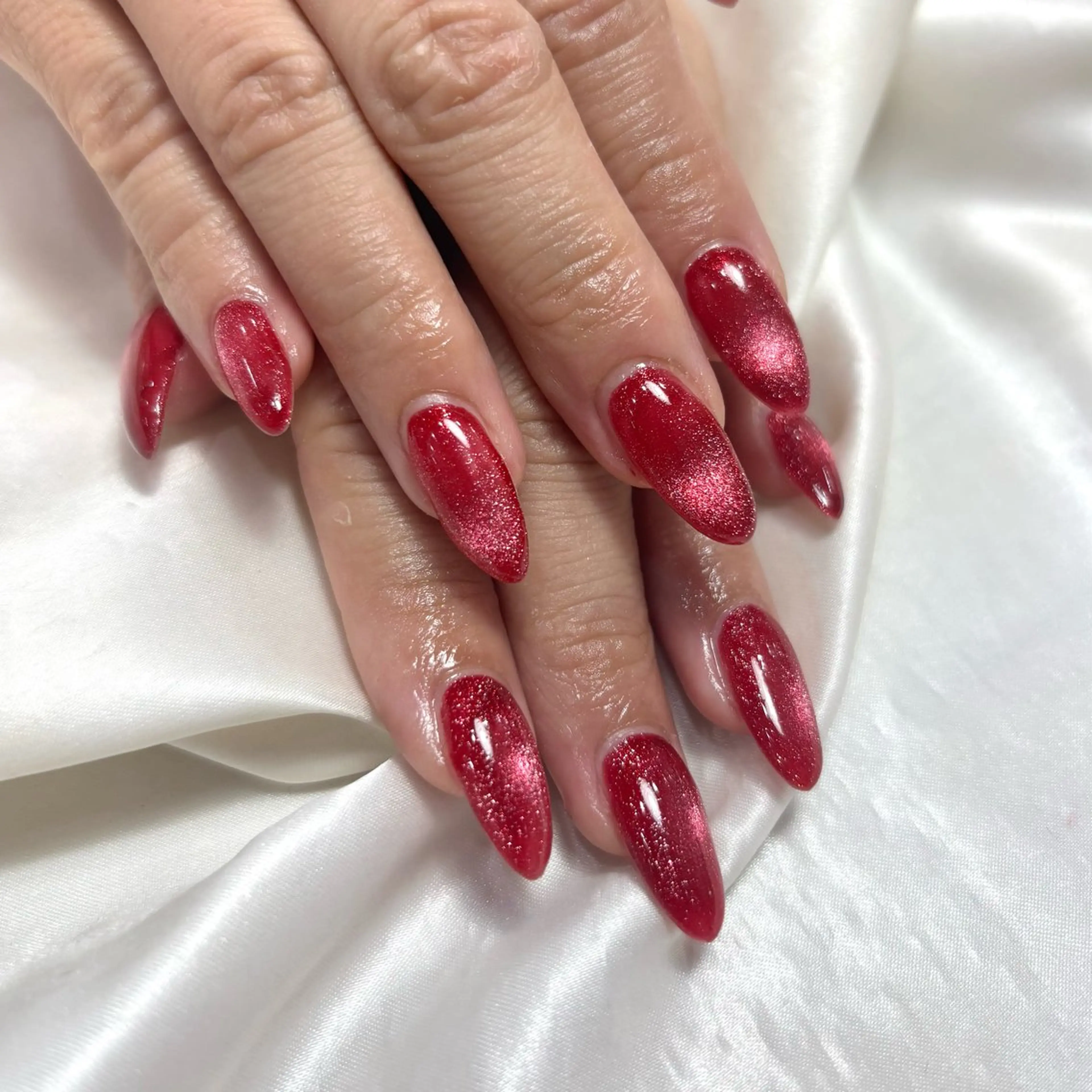 ネイル マグネットネイル 赤色 Ray nail   WAKA️🫧のネイルデザイン