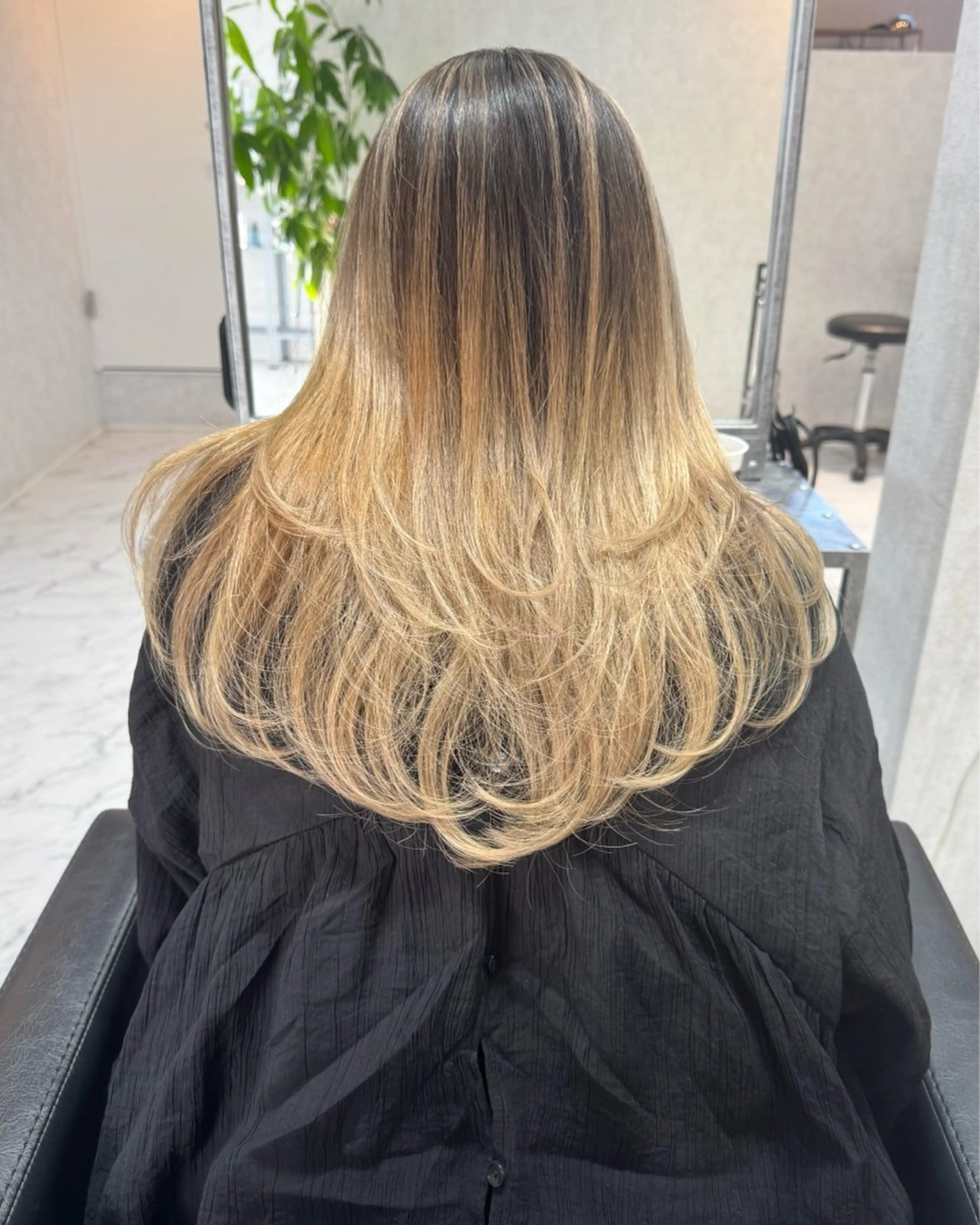 セミロング カラー ヘアアレンジ バレイヤージュ デザインカラー ハイライトカラー 外国人風カラー ハイライト カット ヘアカラー トリートメント アンドウ ユウ/ レイヤーカット/韓国のヘアスタイル