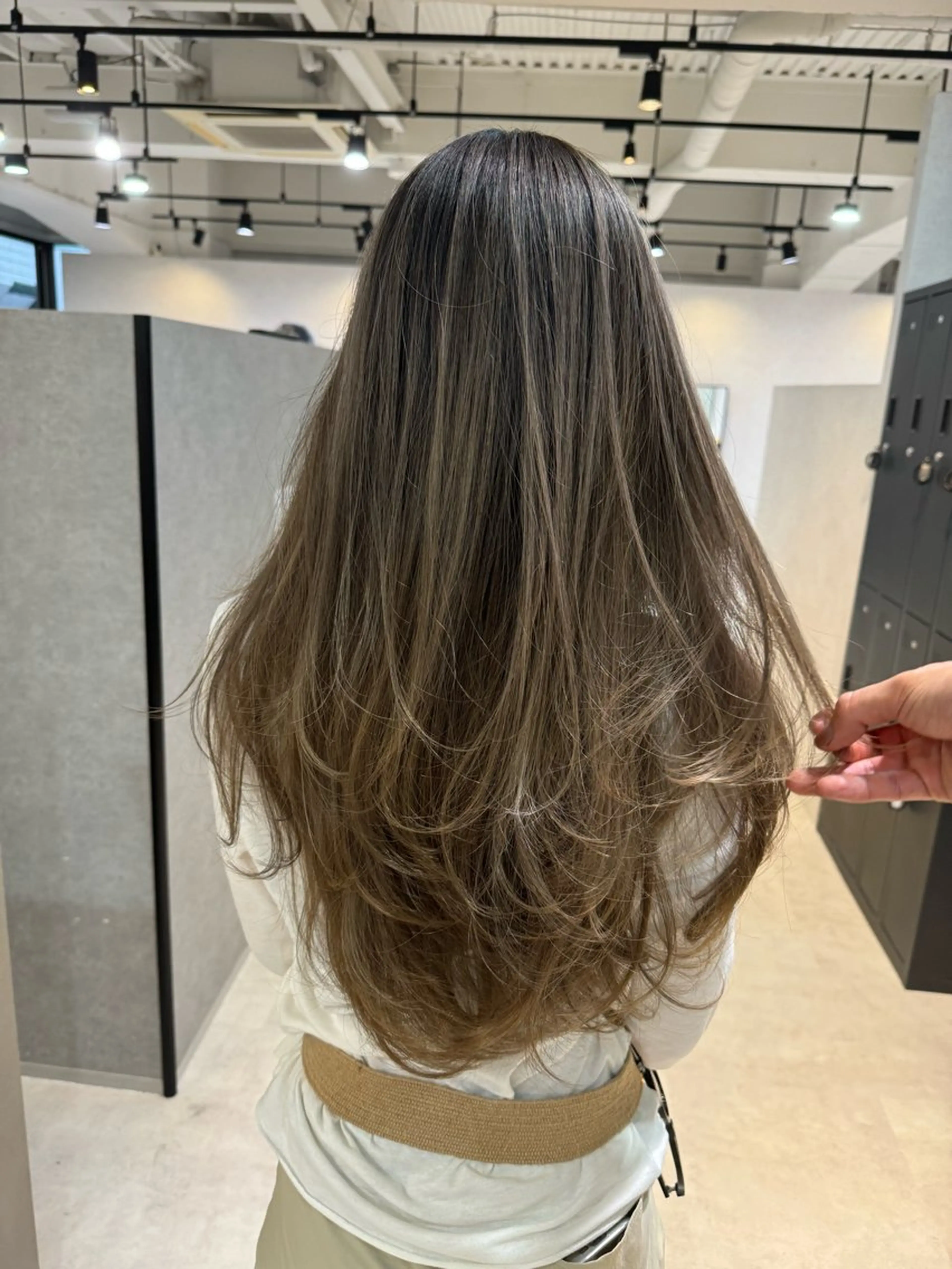 ロング カット ヘアカラー Merly Osakaのヘアスタイル