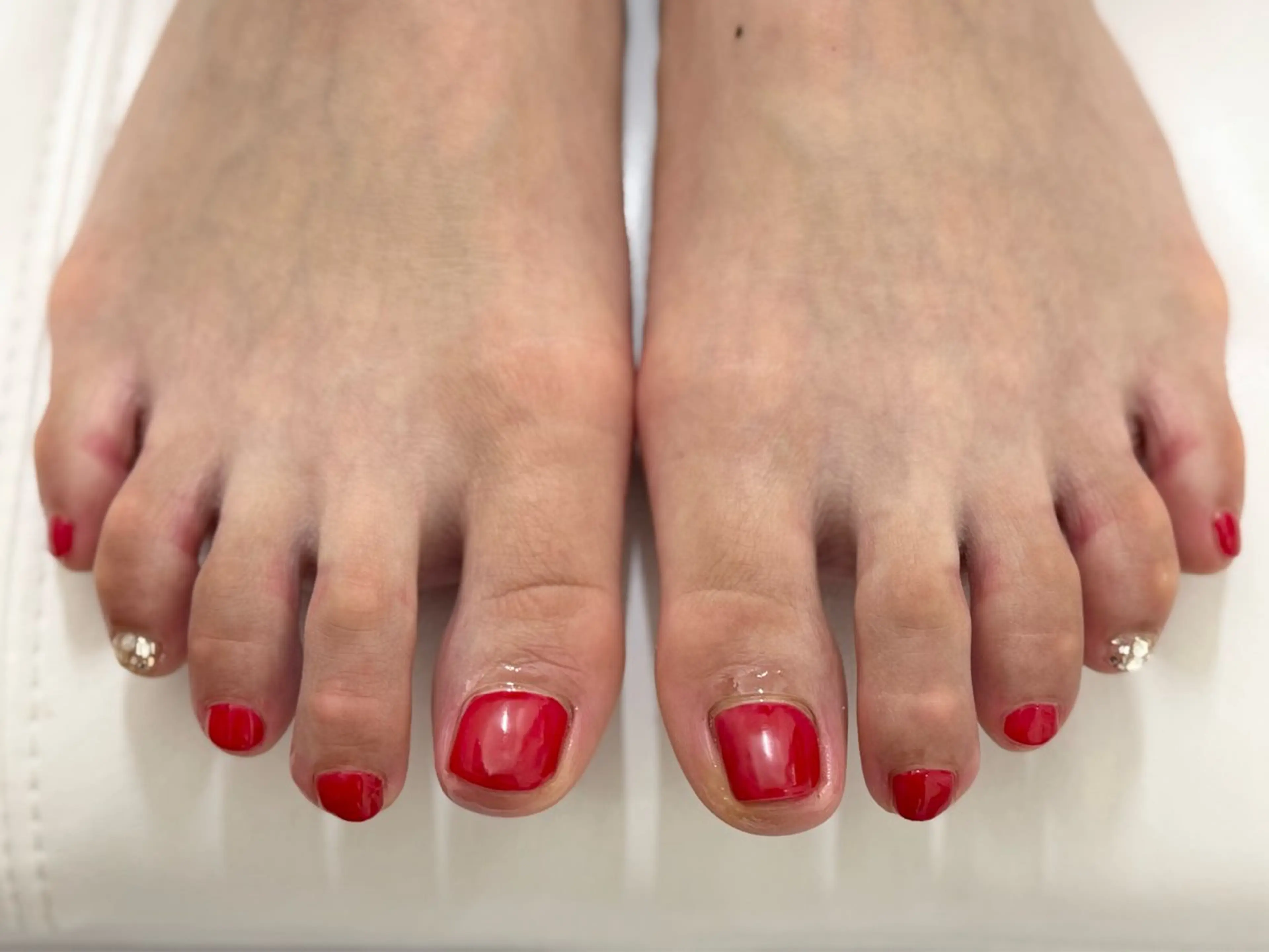 ネイル フットネイル ラメ(グリッター) 赤色 salone Regina 【サローネ　レジーナ】所属・Regina Marinaのネイルデザイン