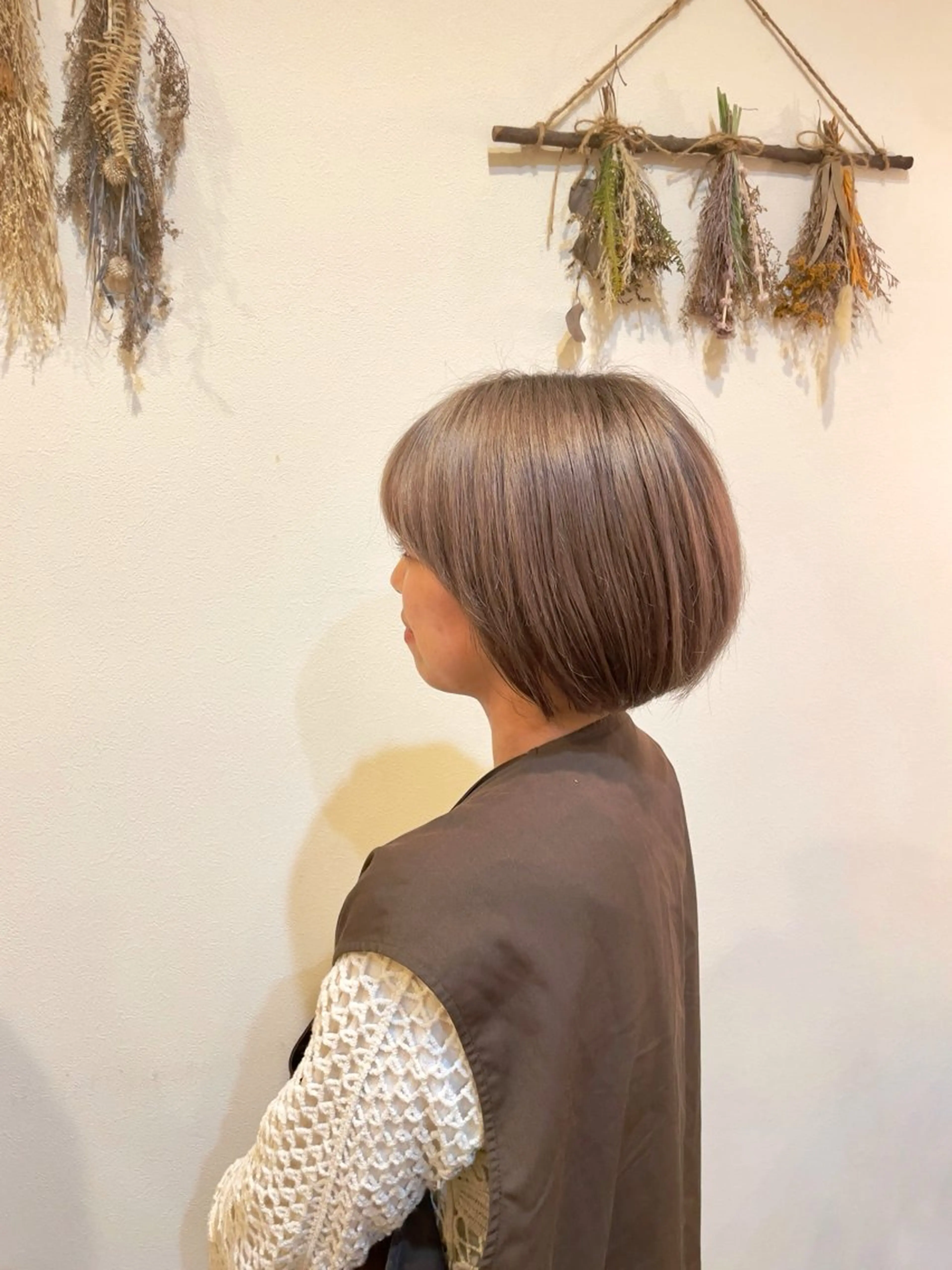 ショート カラー ベージュカラー ブリーチ ミルクティーベージュ GARDEN es 緑井店所属・中村 樹菜のヘアスタイル