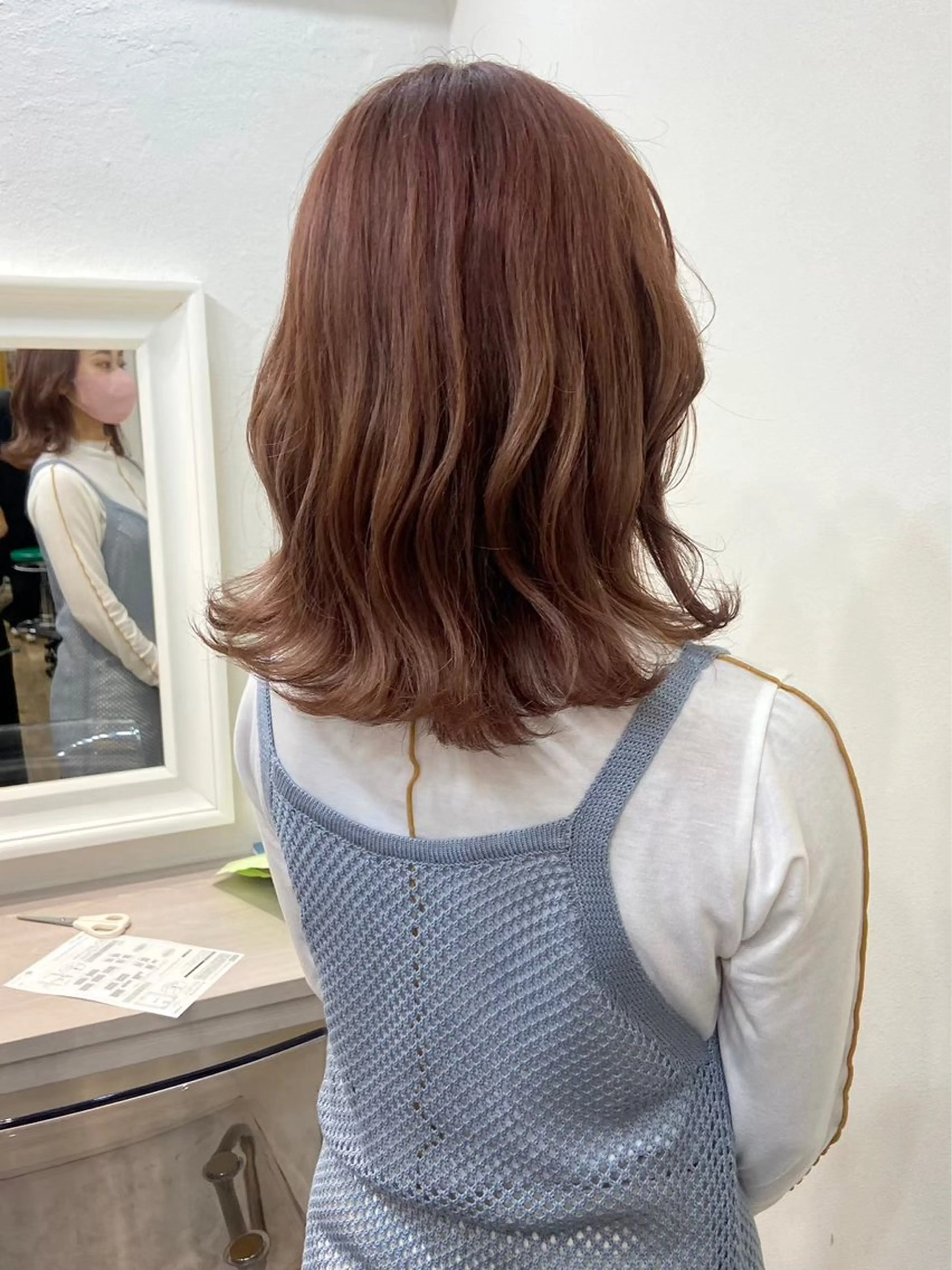 ミディアム シオン/艶髪/ グレージュカラーのヘアスタイル