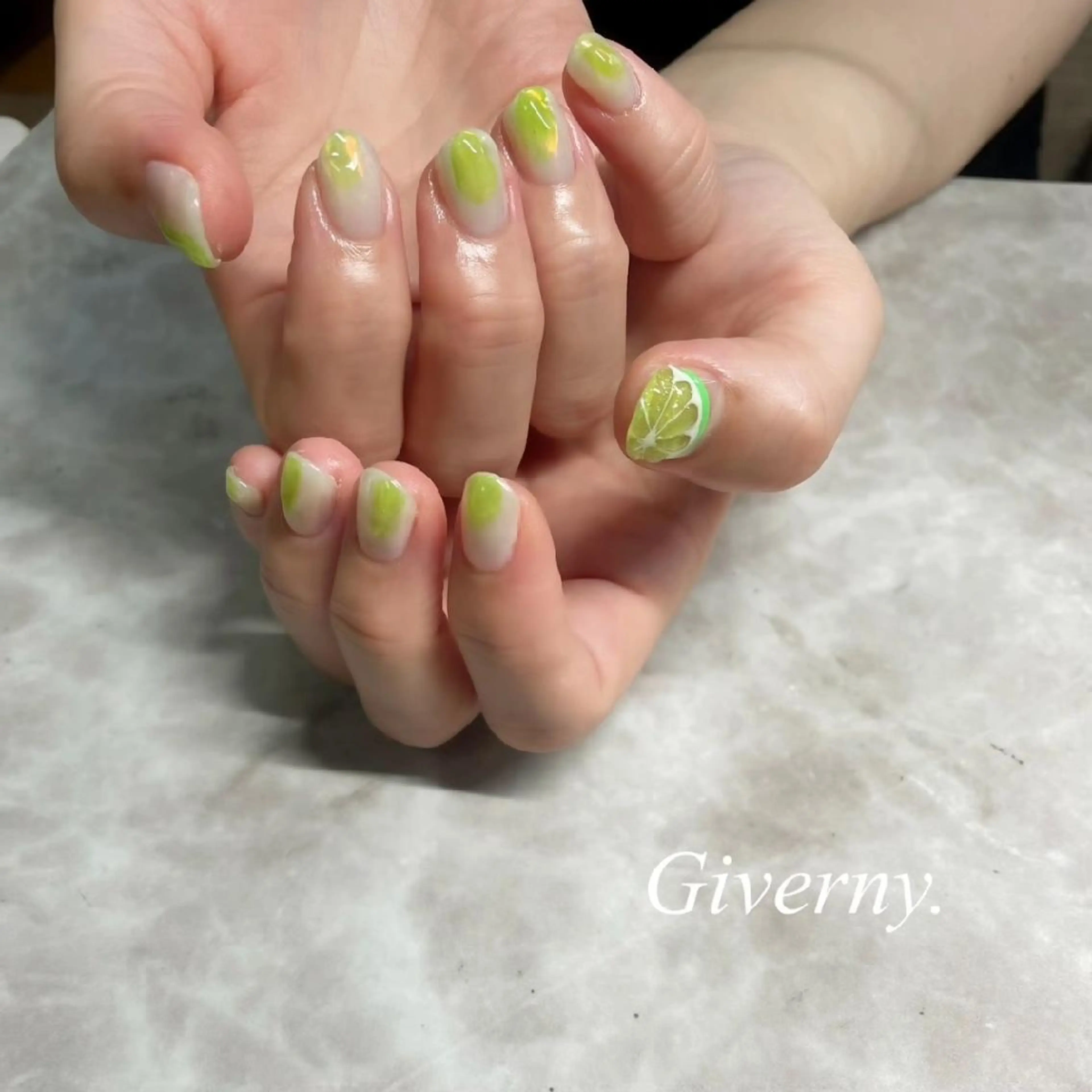 ネイル オーロラネイル ピンク ホワイト ハンドネイル Giverny .のネイルデザイン